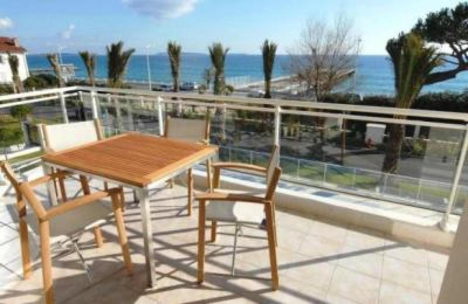 Stunning 2 Bed, 2 Bath Apt on the Cannes sea front has swimming pool and is a secure modern building 464 photo 4