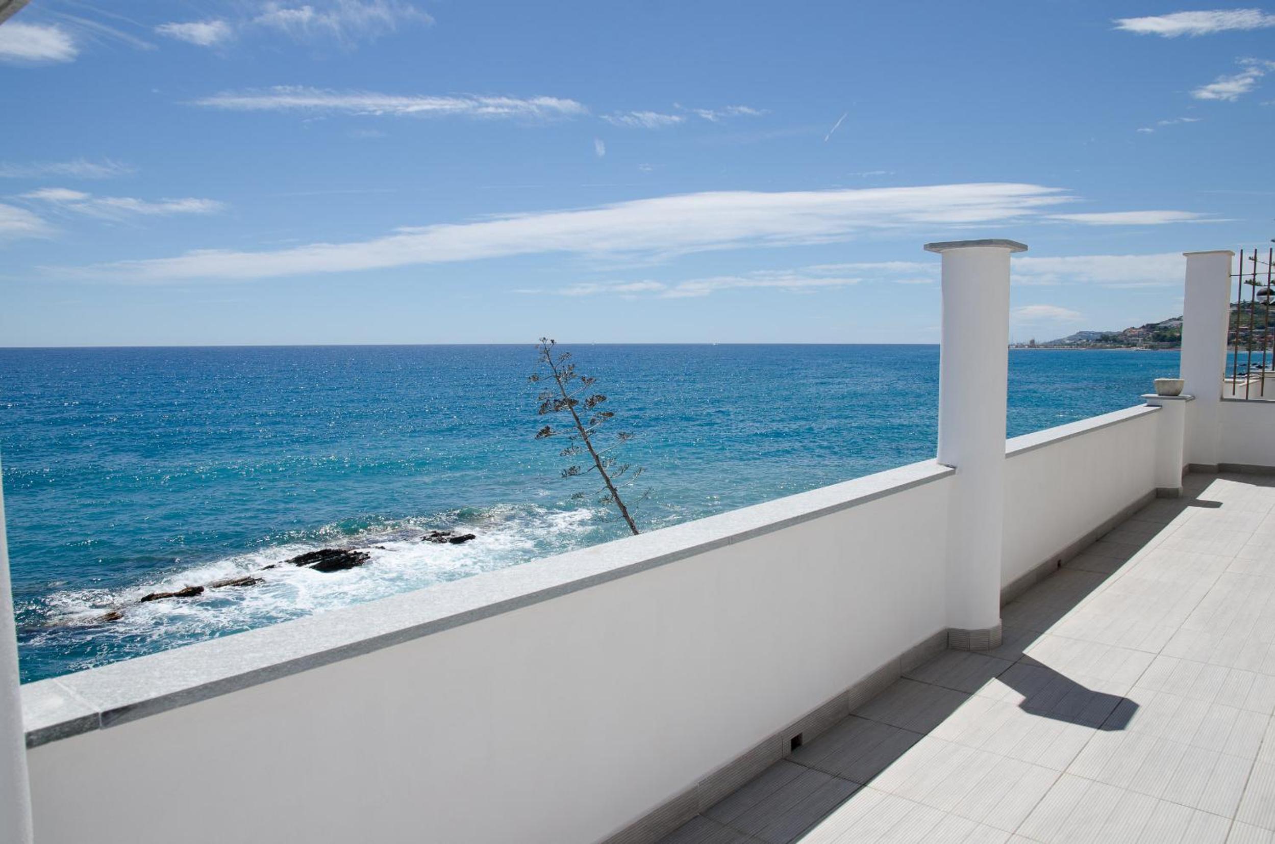 Seaside holiday apartment - unique location