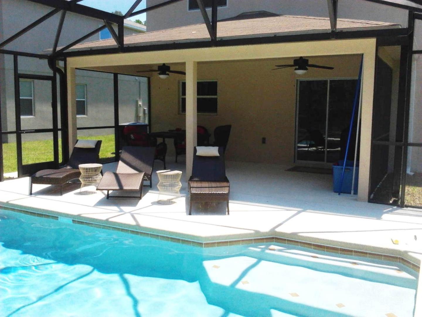 Modern 4 bedroom House with swimming pool view 3