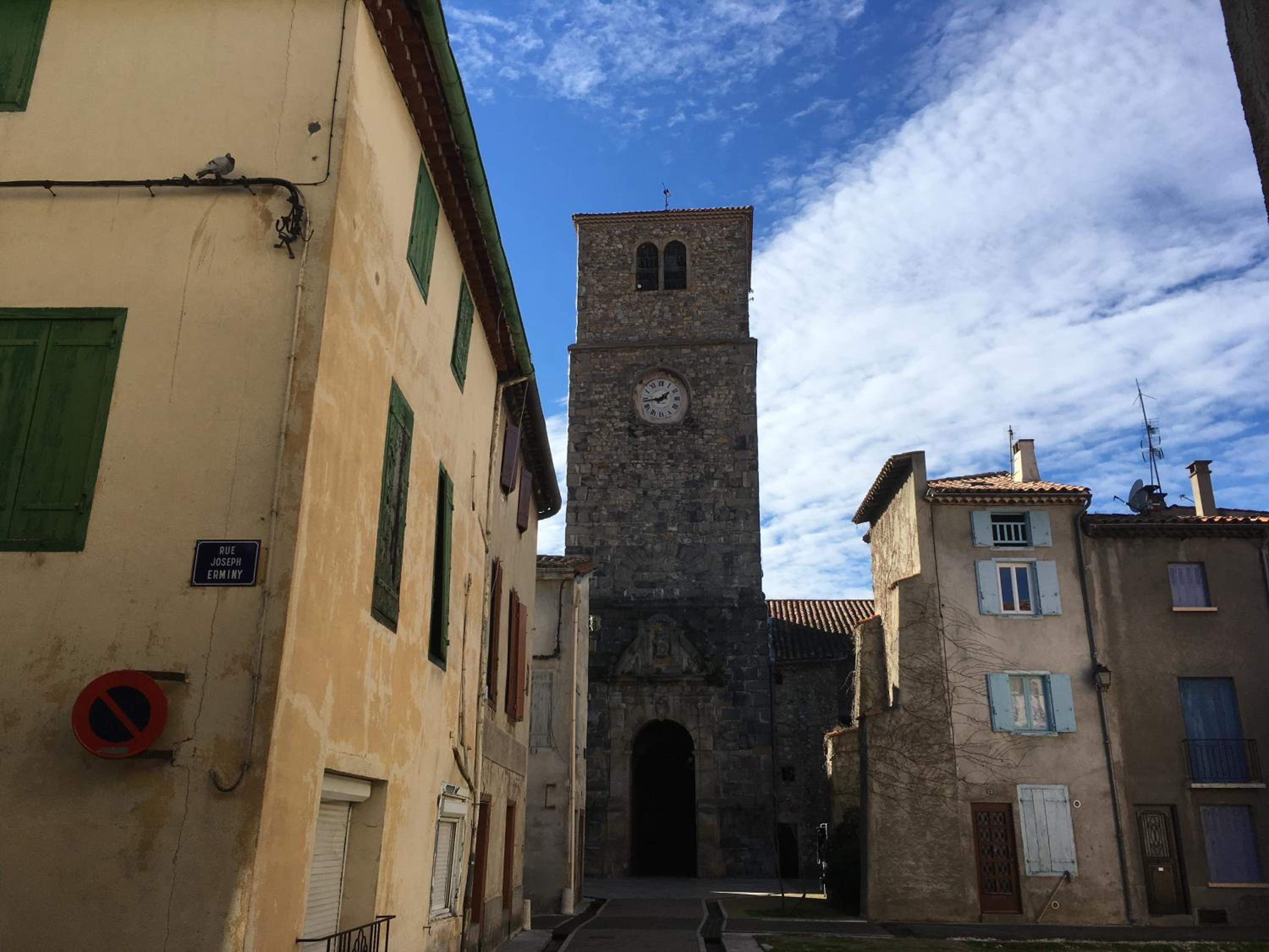 Entre l'église et la place