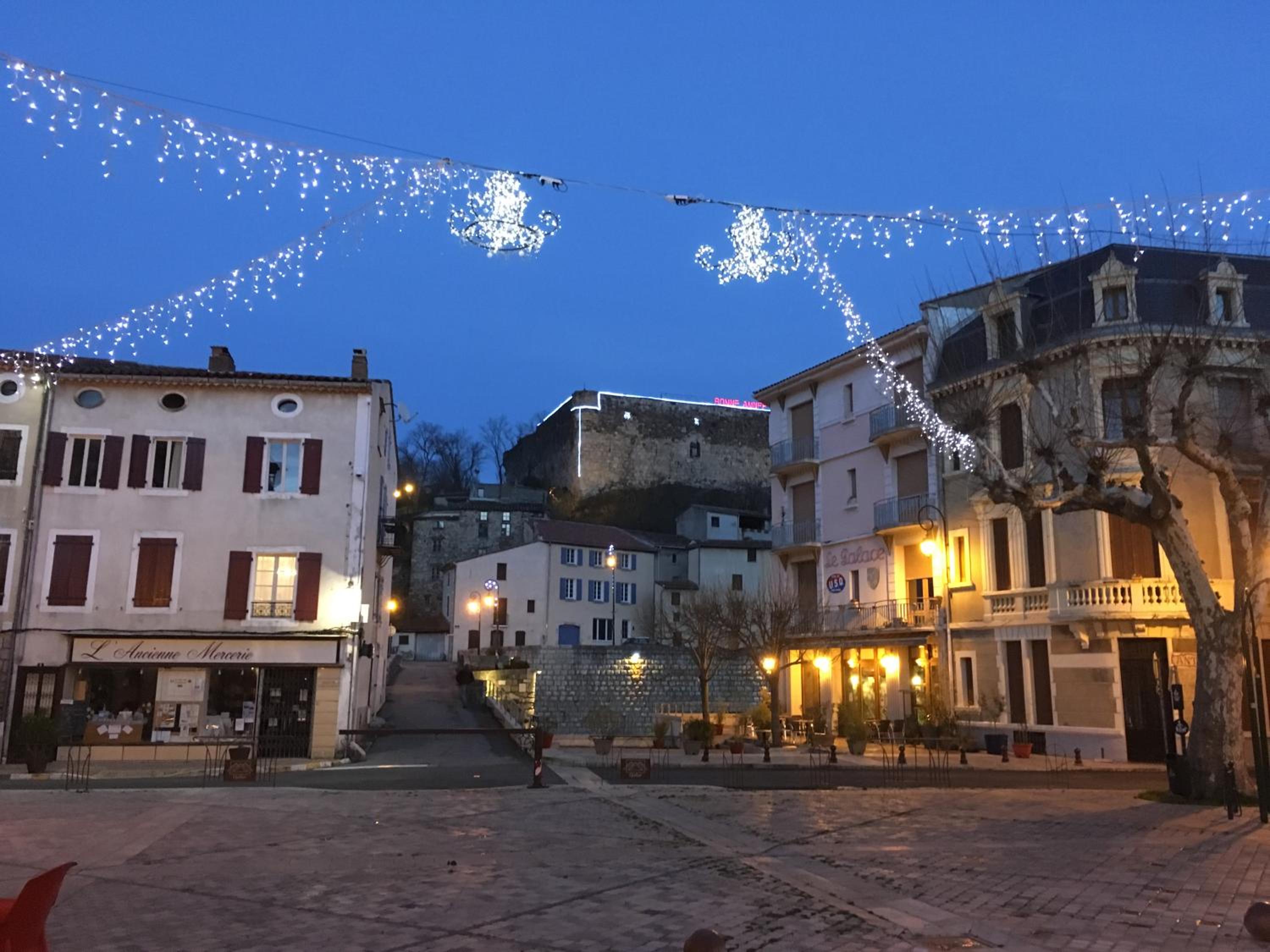 Entre l'église et la place