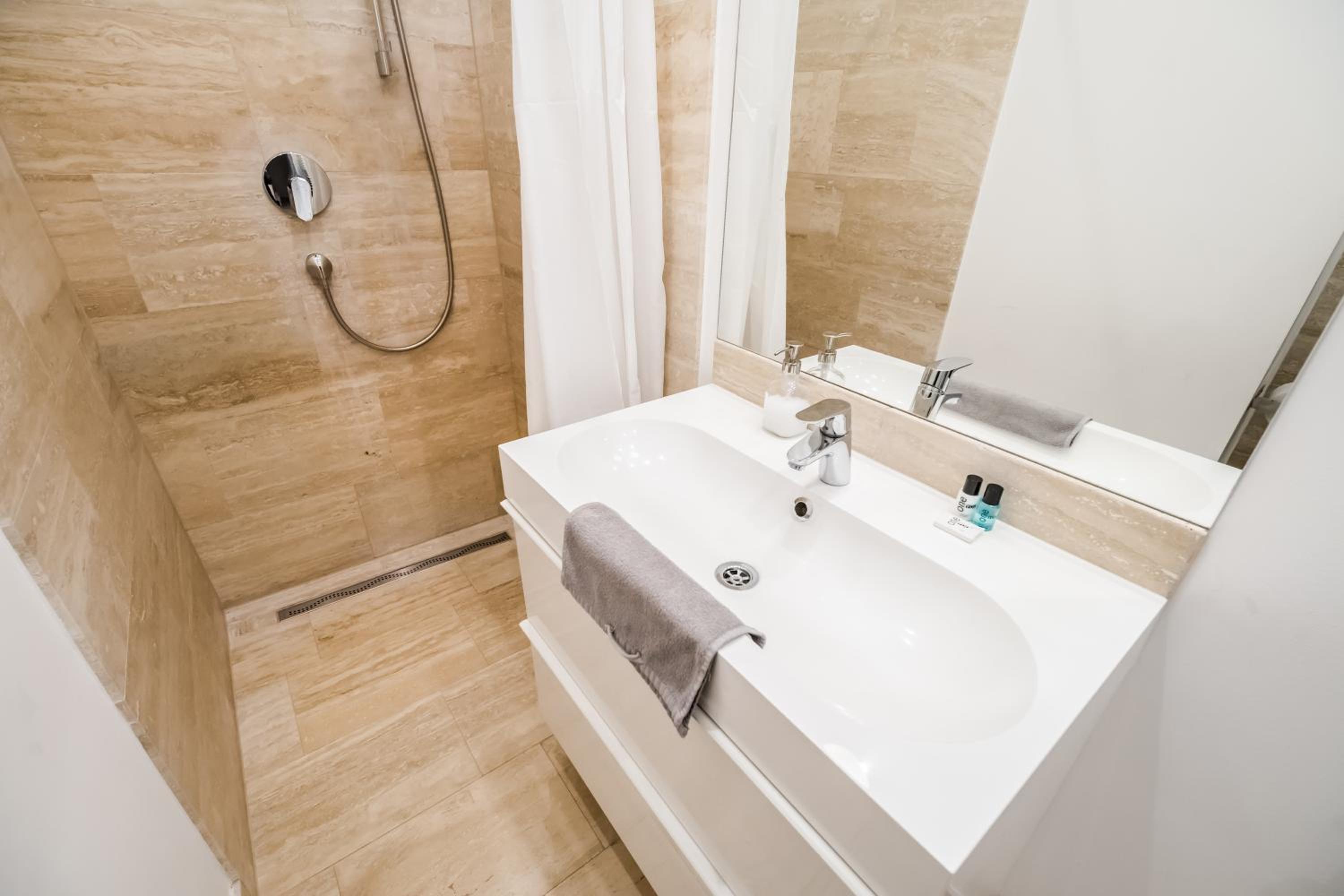 The Lion's Loft Apartment - 4BR & 3BA - Terrace - AC view 5
