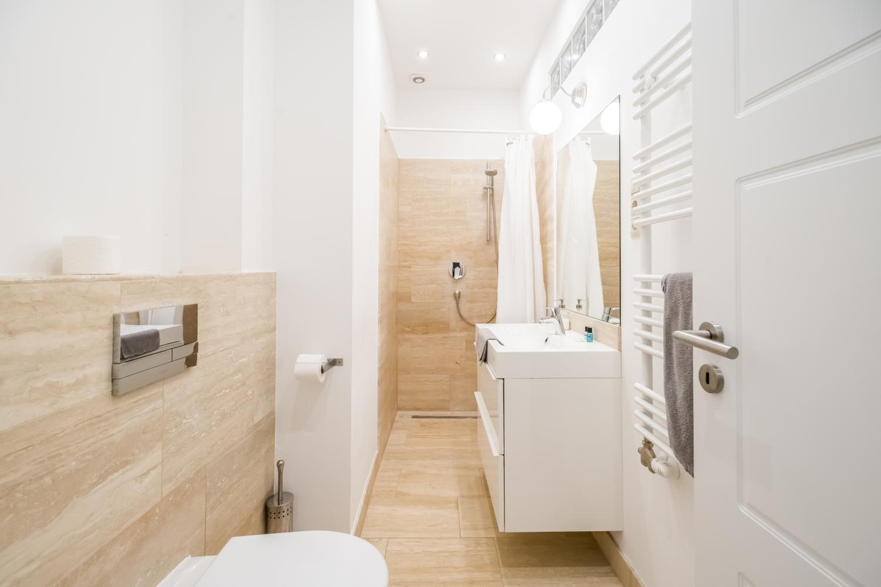 The Lion's Loft Apartment - 4BR & 3BA - Terrace - AC