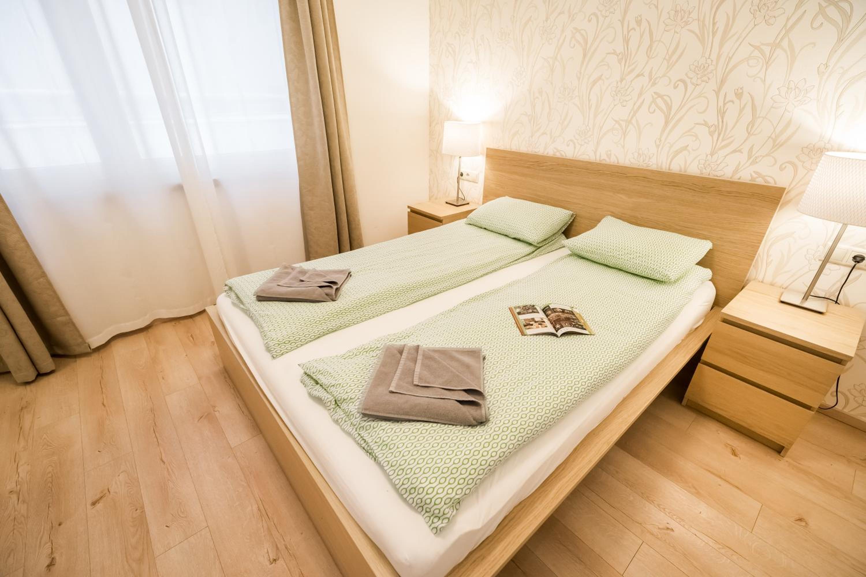 The Lion's Loft Apartment - 4BR & 3BA - Terrace - AC
