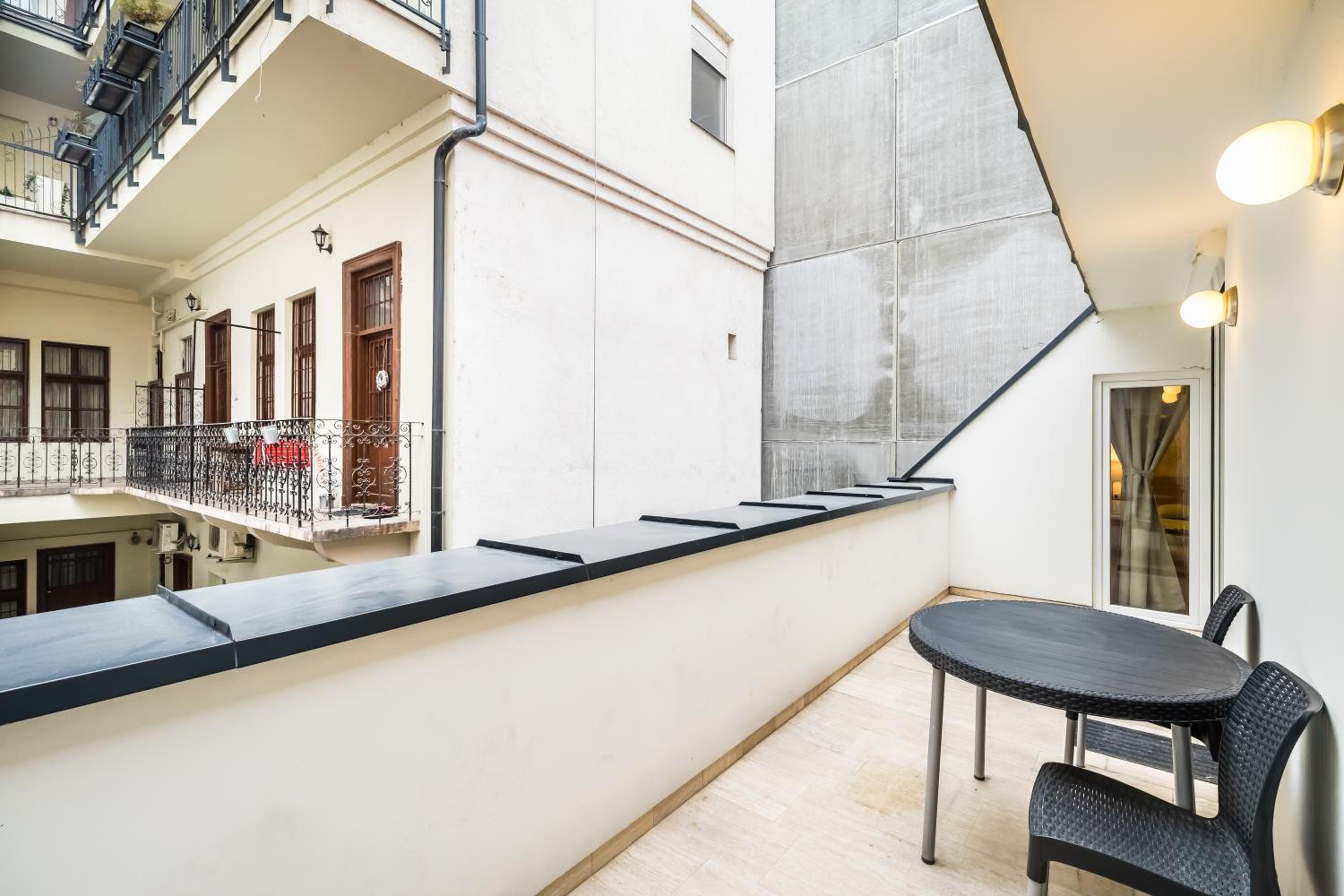 The Lion's Loft Apartment - 4BR & 3BA - Terrace - AC view 3