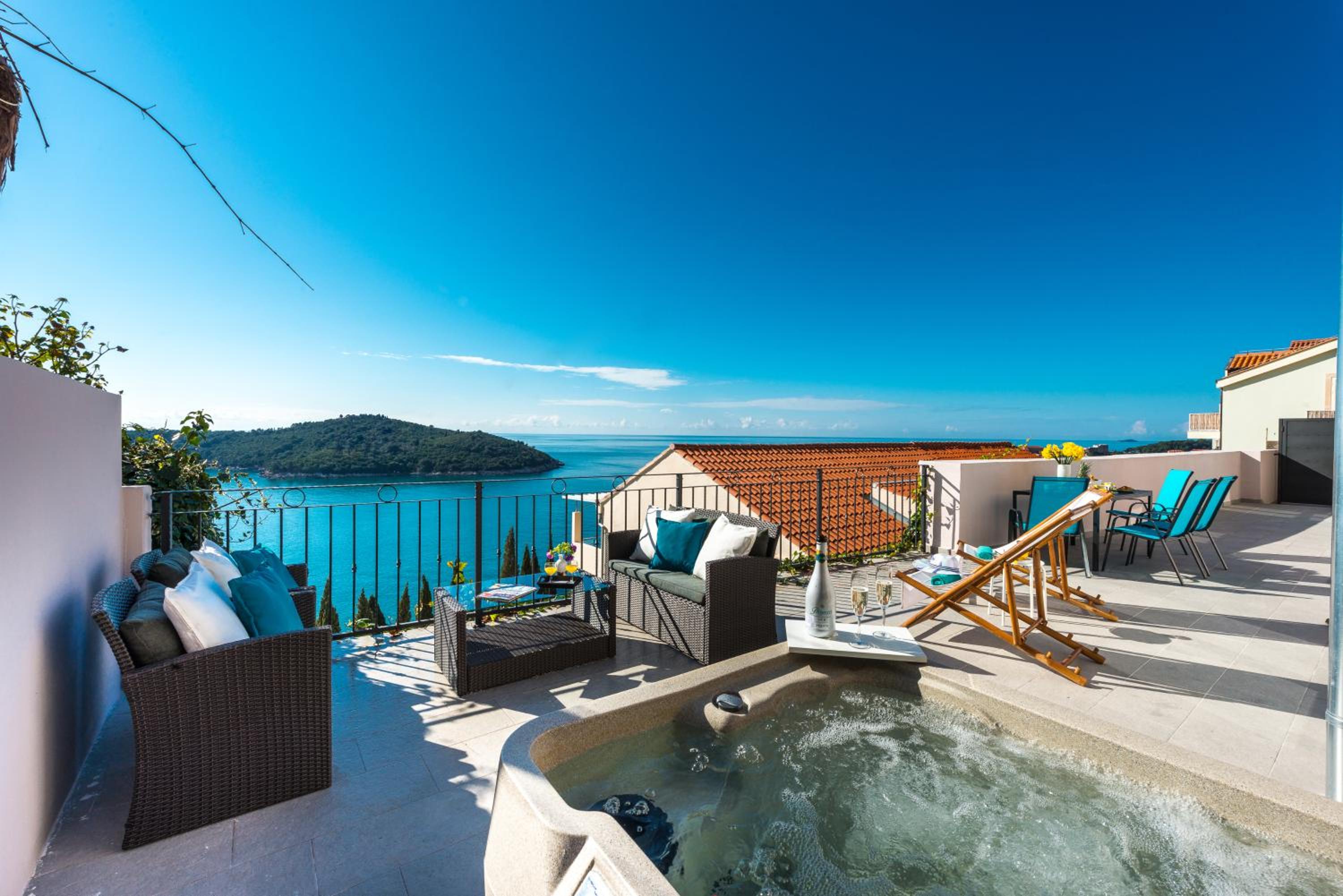 Sunshine Apartment with Hot Tub