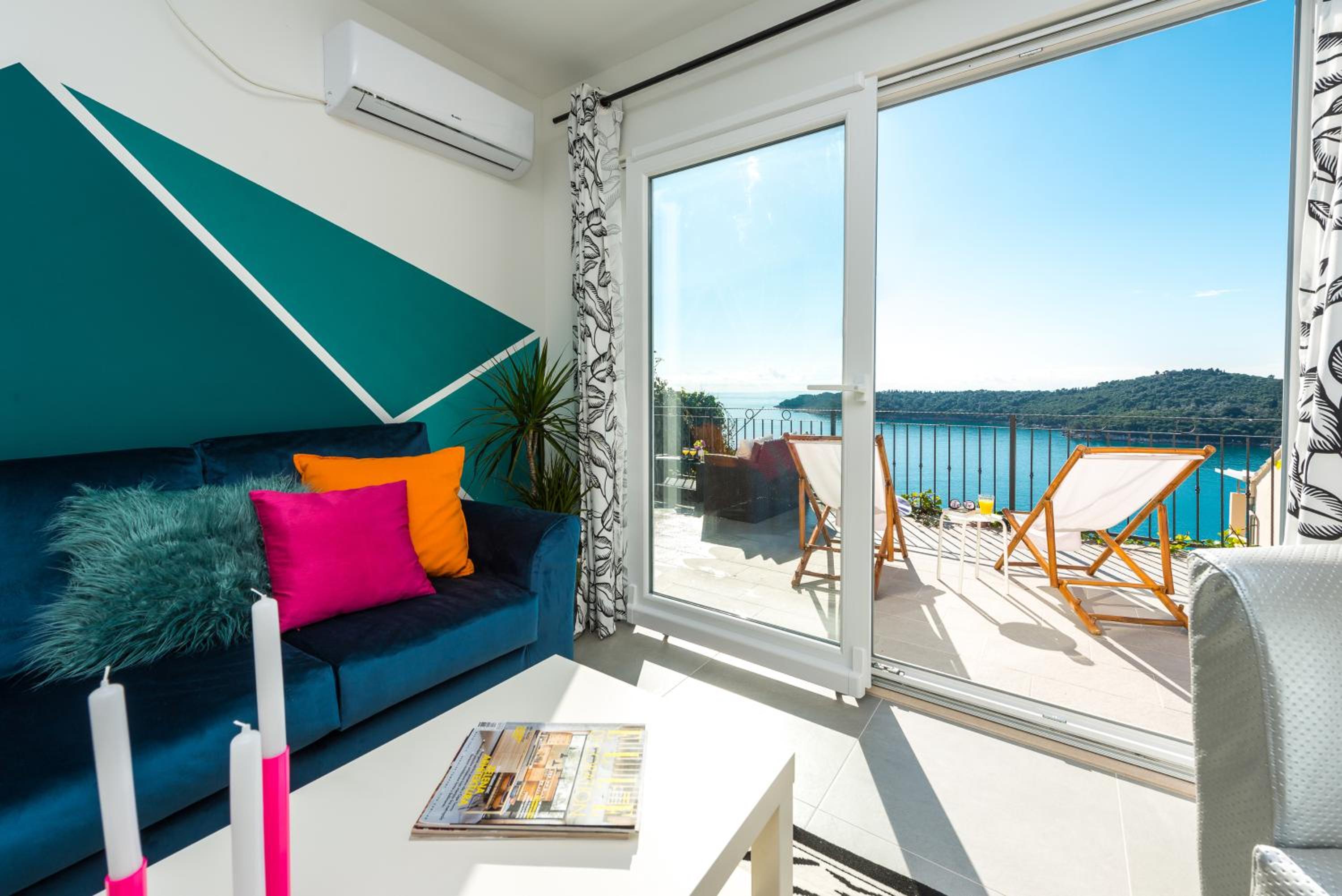 Sunshine Apartment with Hot Tub