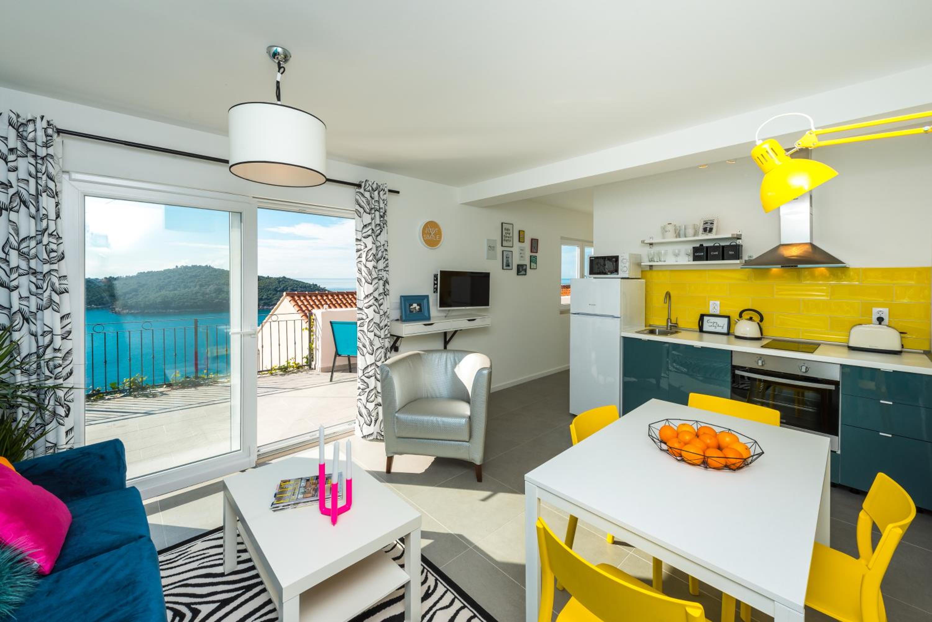 Sunshine Apartment with Hot Tub