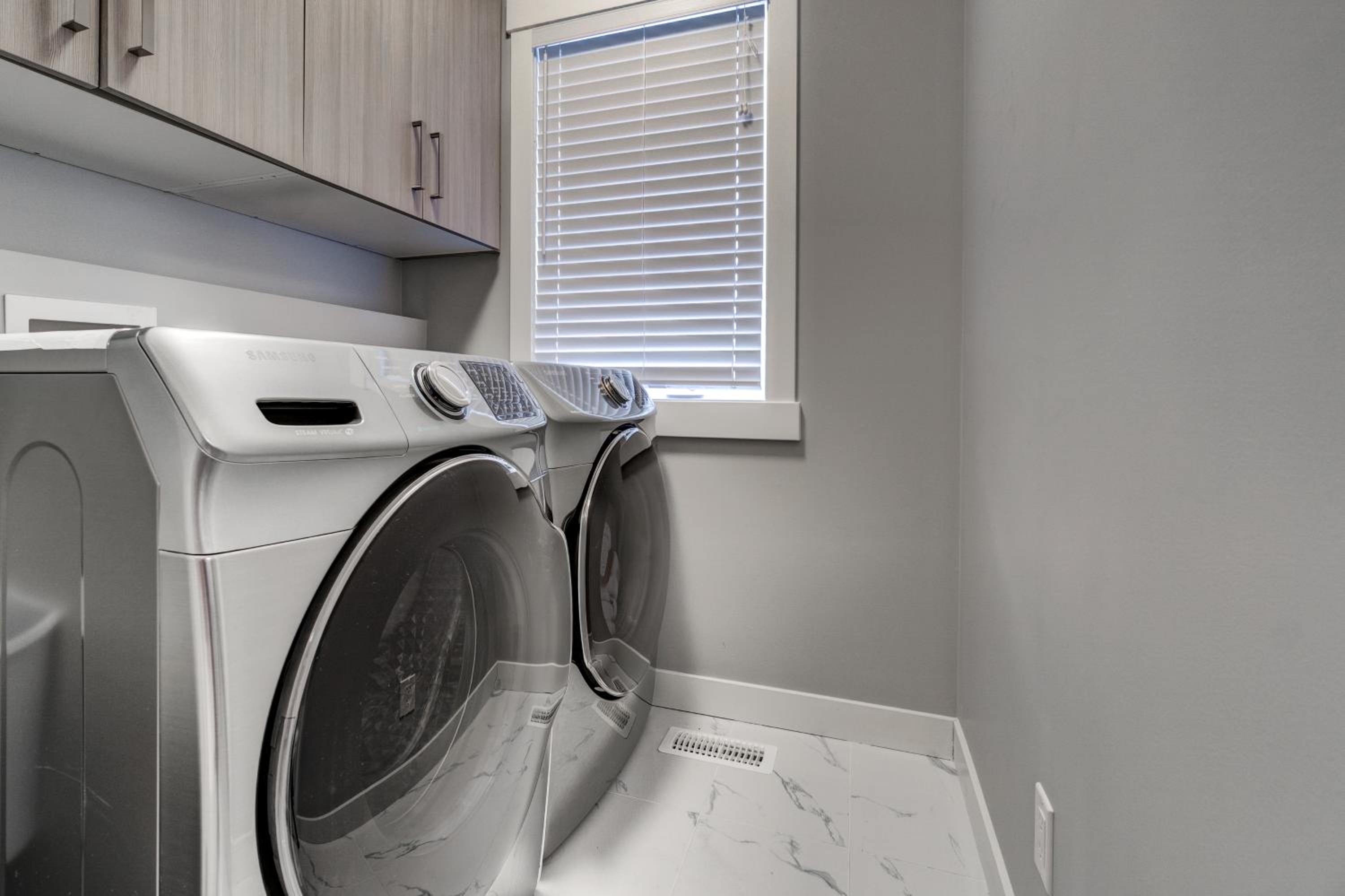 Three-Bedroom with Fireplace #41 Sunalta Downtown