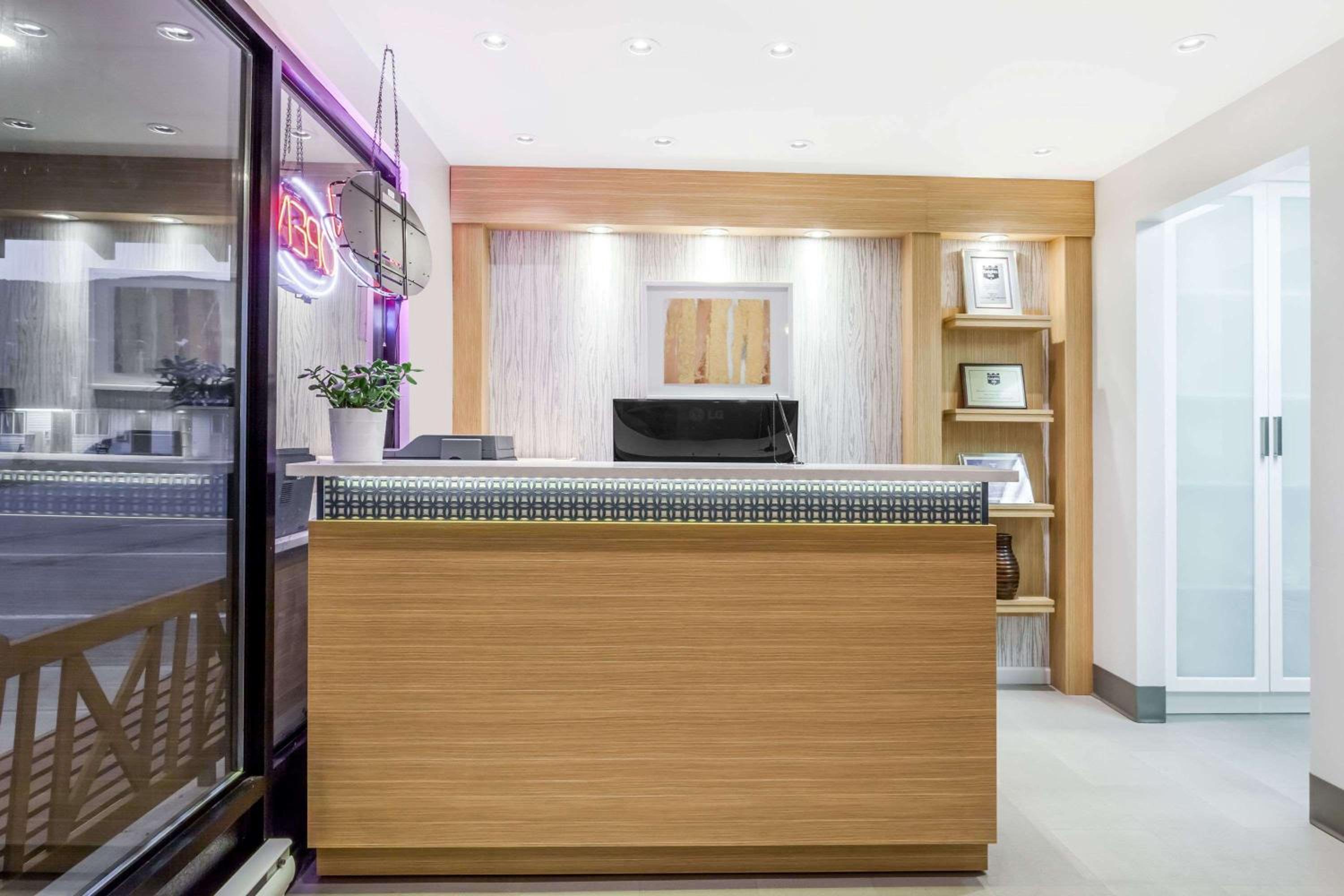 Lobby & Reception
