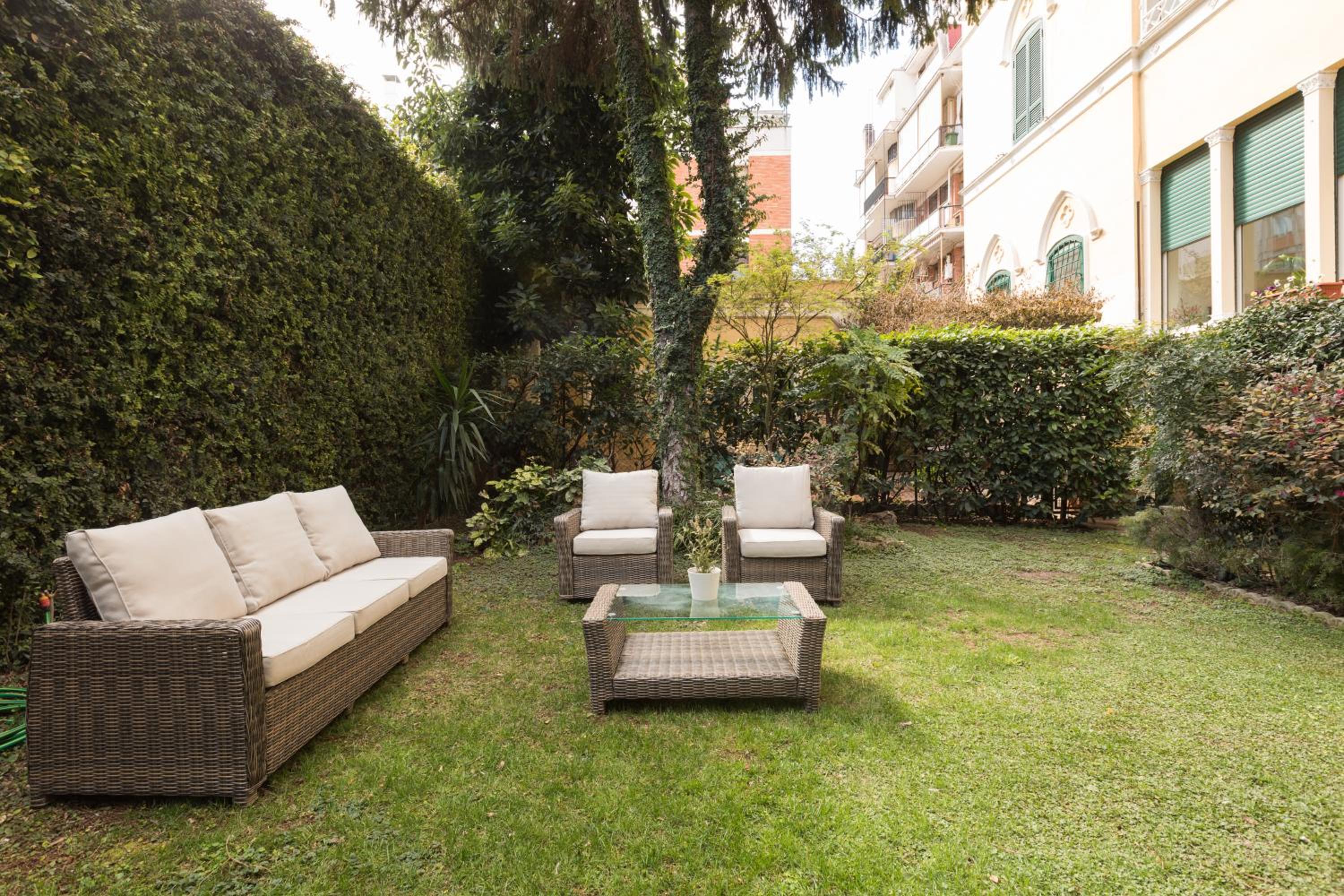 Amazing 4 bedrooms apartment with garden