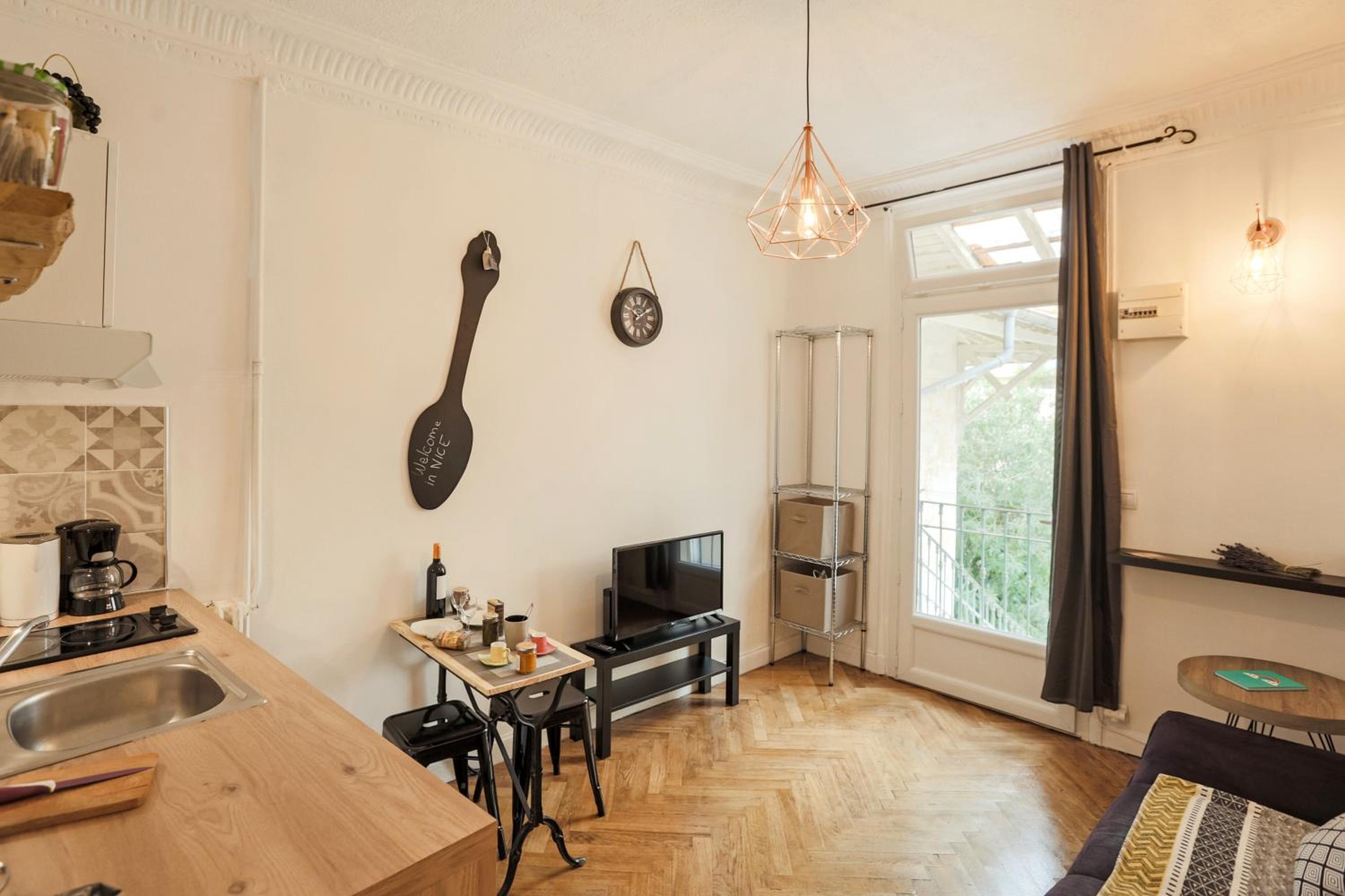 AMAZING 1 bedroom LOFT in NICE city centre seafront photo 2