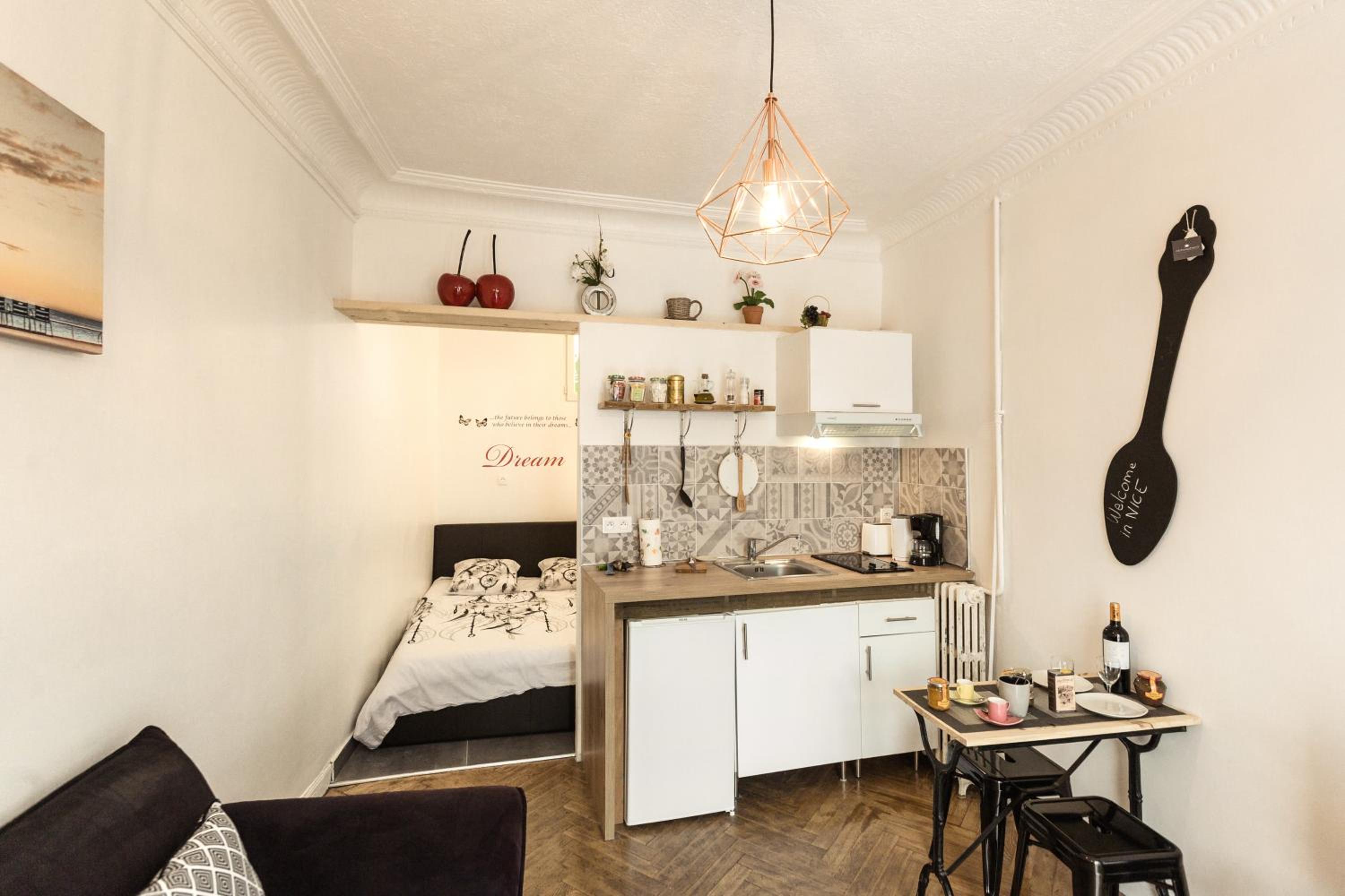 AMAZING 1 bedroom LOFT in NICE city centre seafront photo 3