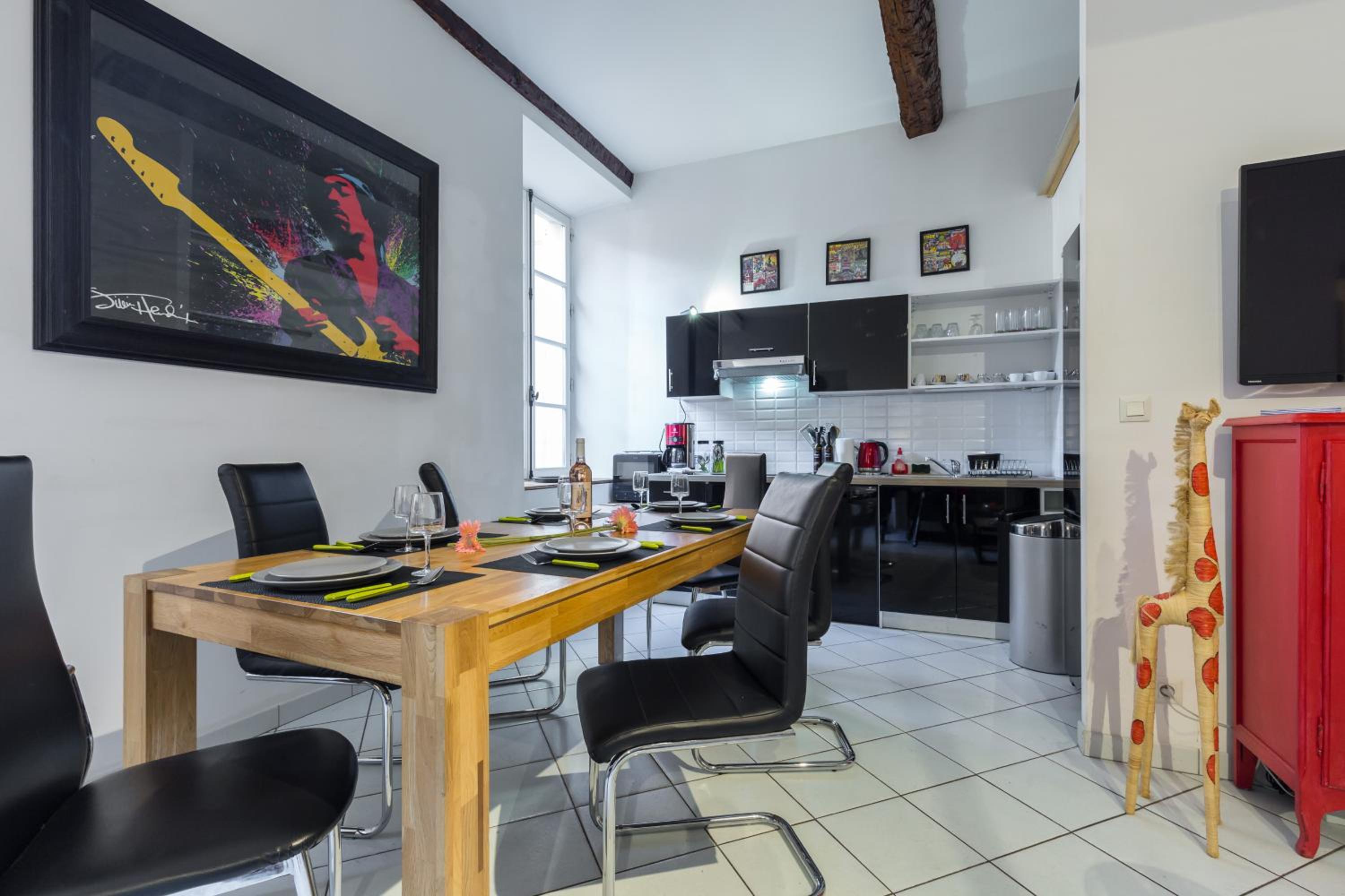 STE REPARATE F4 MODERNE, DESIGN, Place Rossetti, heart old town view 2