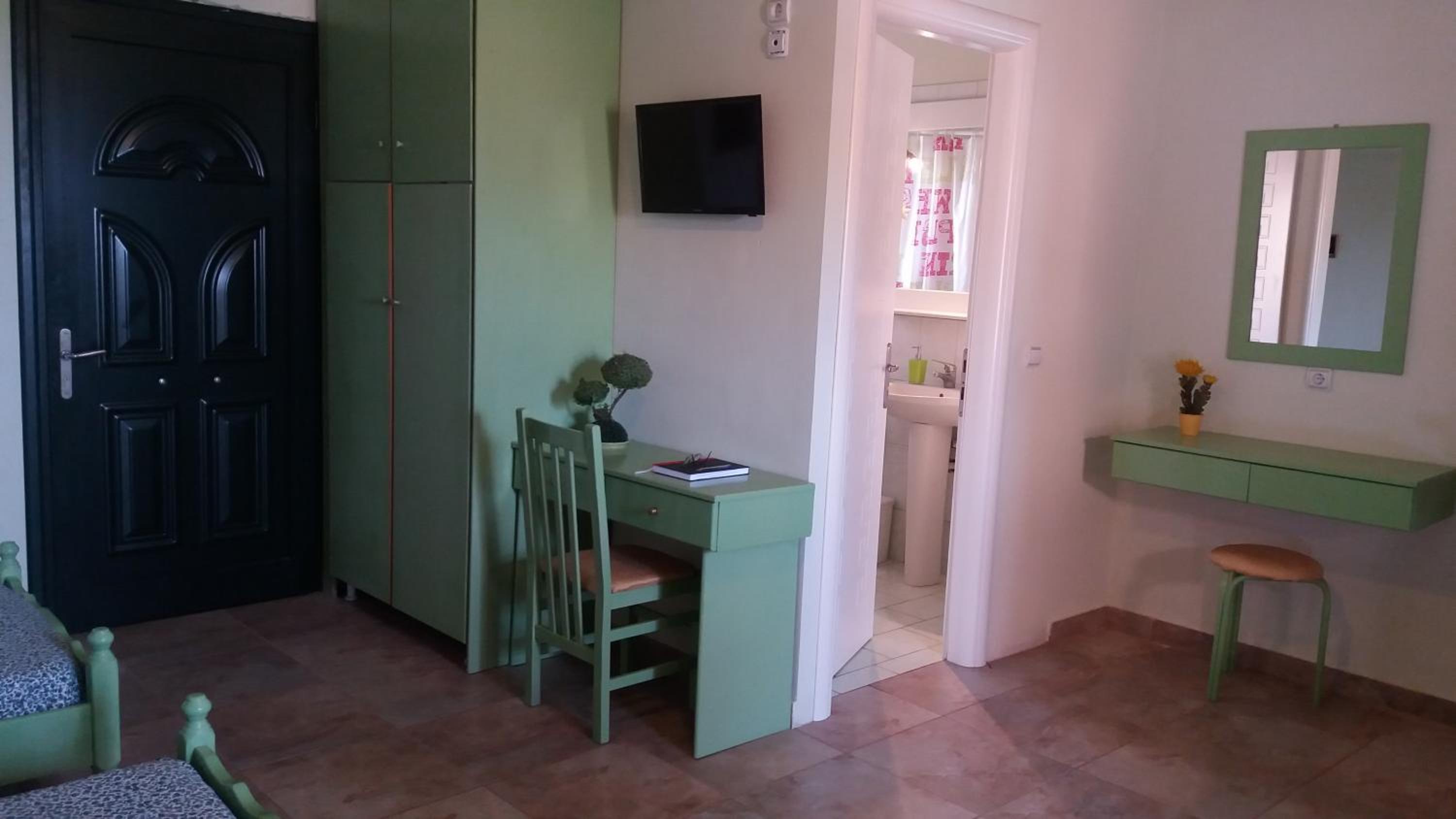 Pitsinis Studios & Apartments