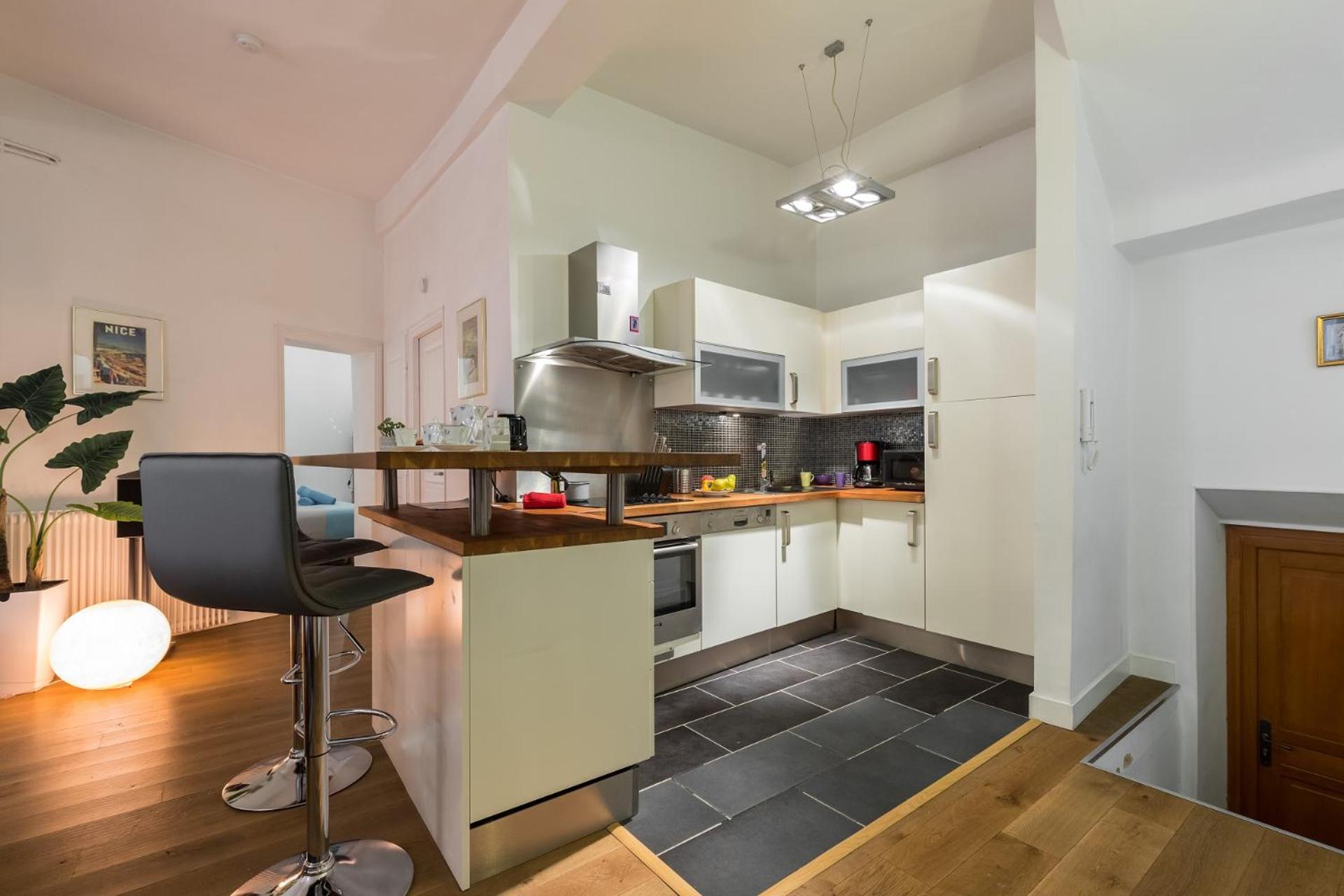 PREF 2 · F4 - VASTE ET BOURGEOIS ,3 CHAMBRES, ASCENSEUR, VX-NICE photo 5