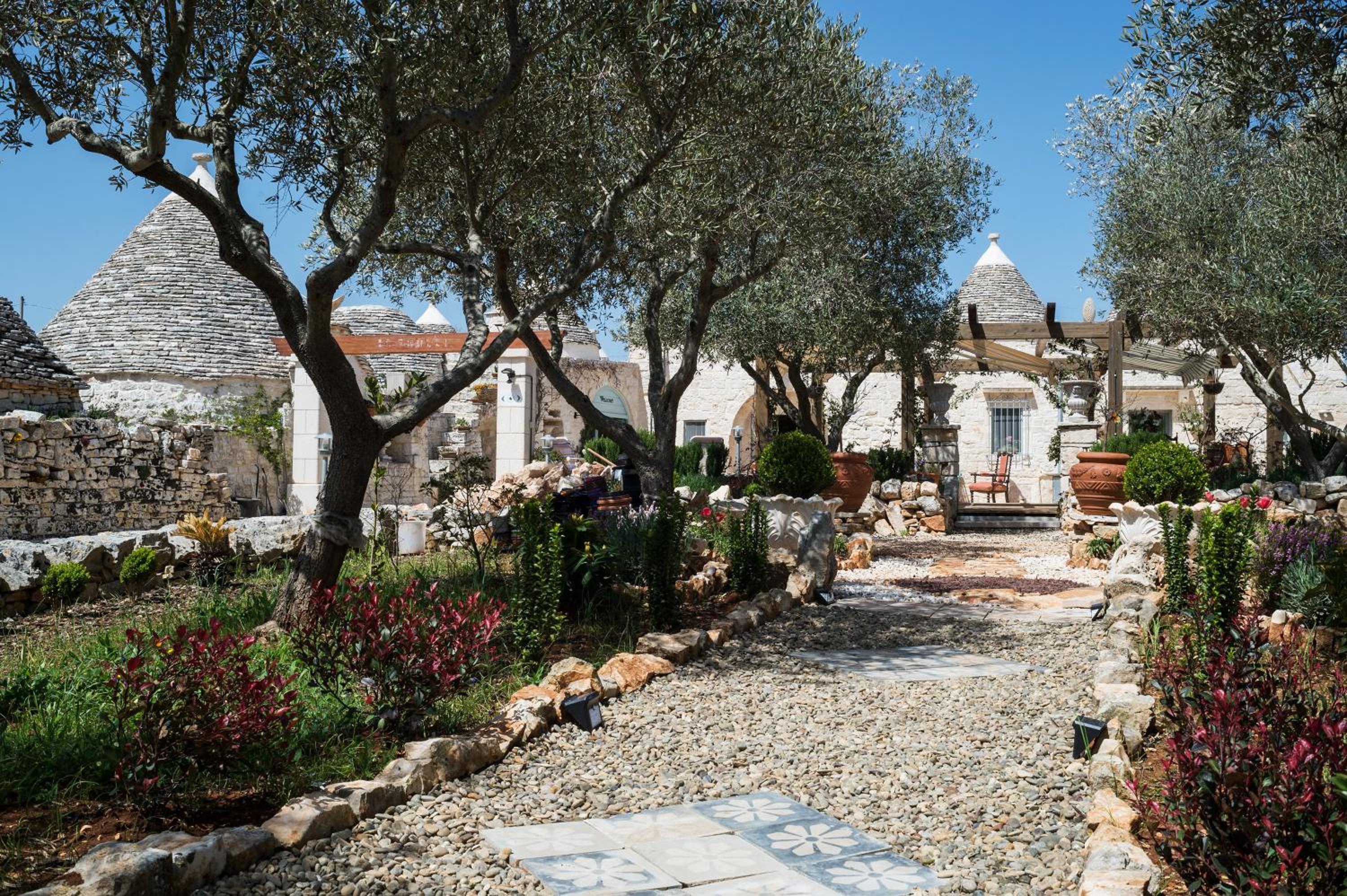 16 Trulli e Giardini