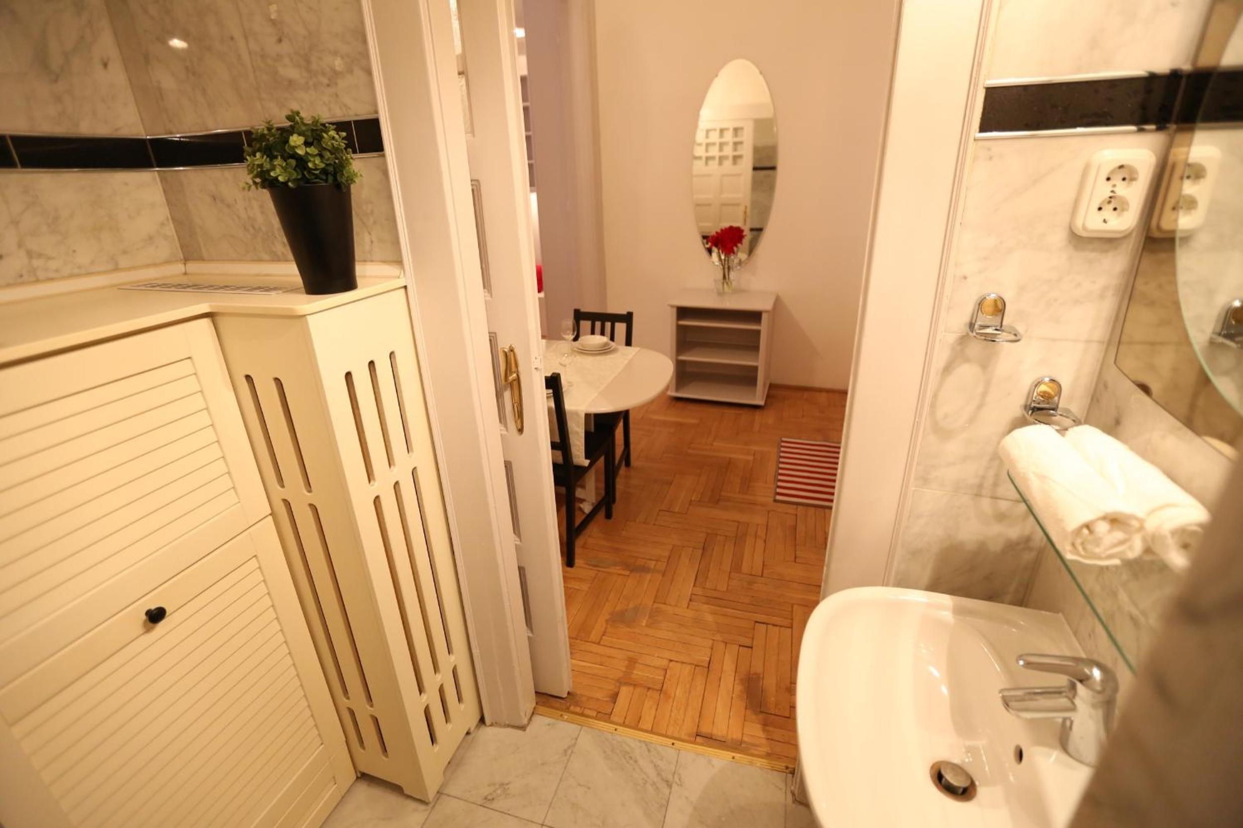 d.Five Classic Luxury Apartment