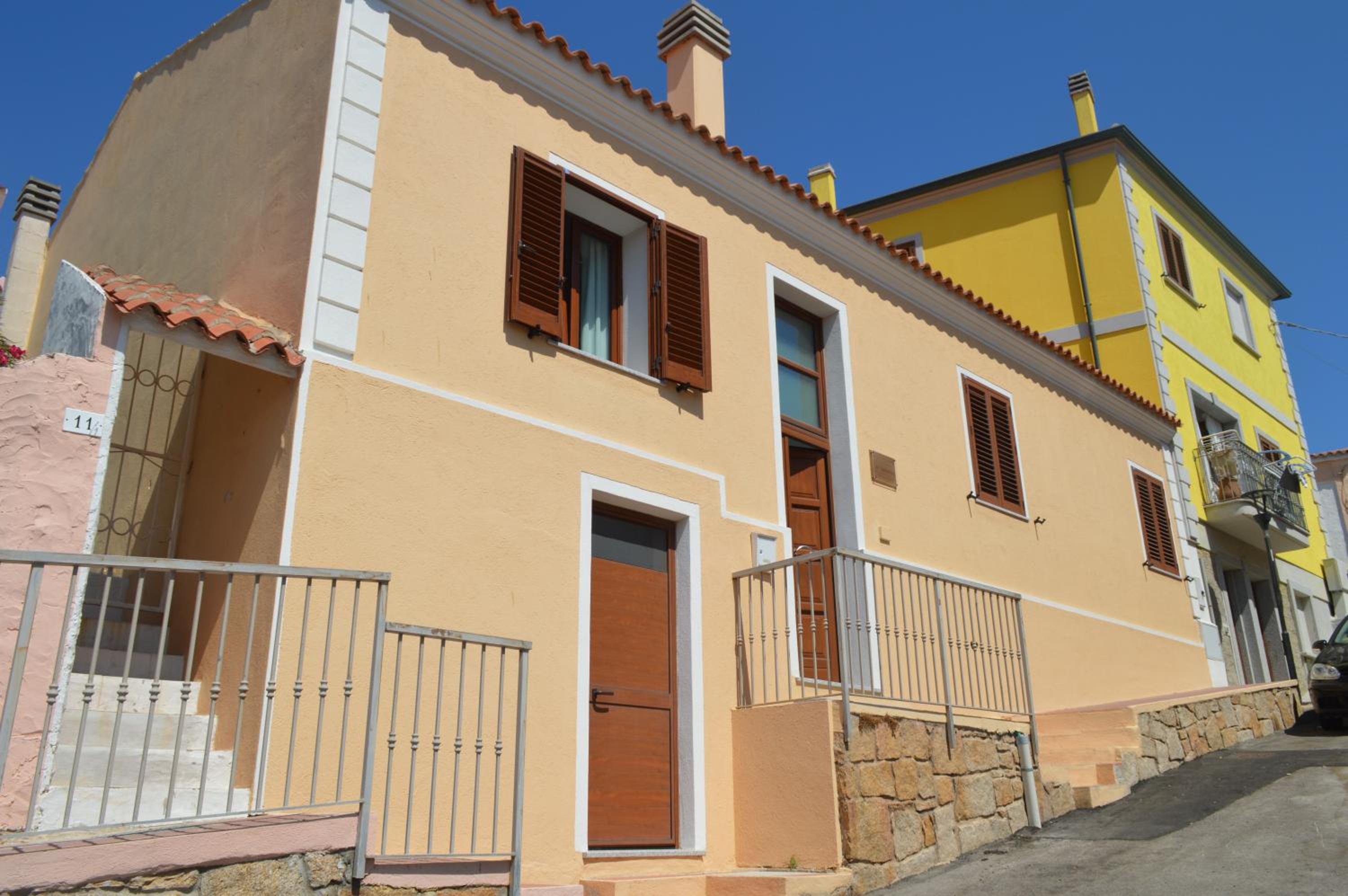Hotel Casa Gialla Santa Teresa Gallura - Image 1