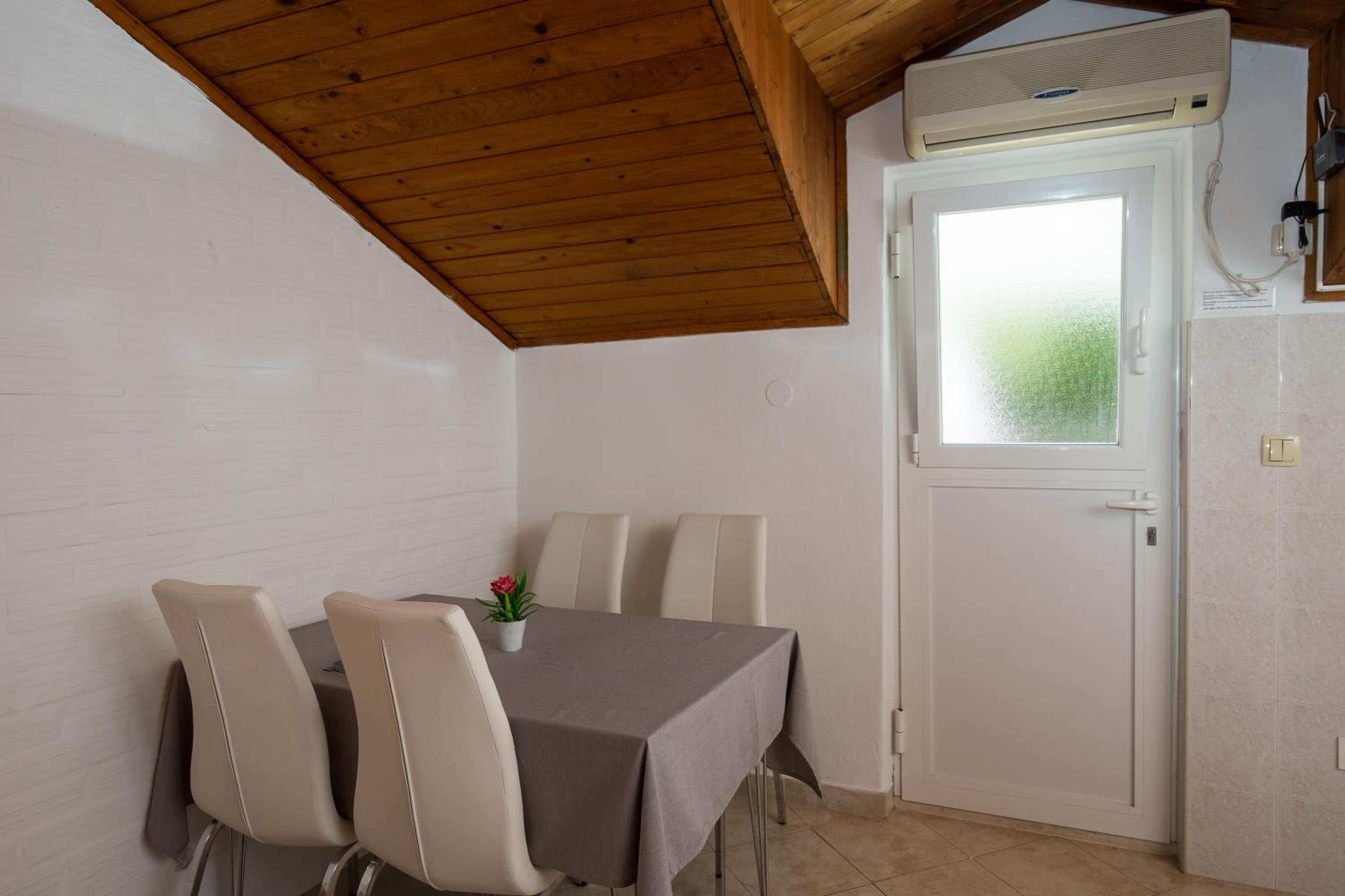Apartment and Rooms Zora