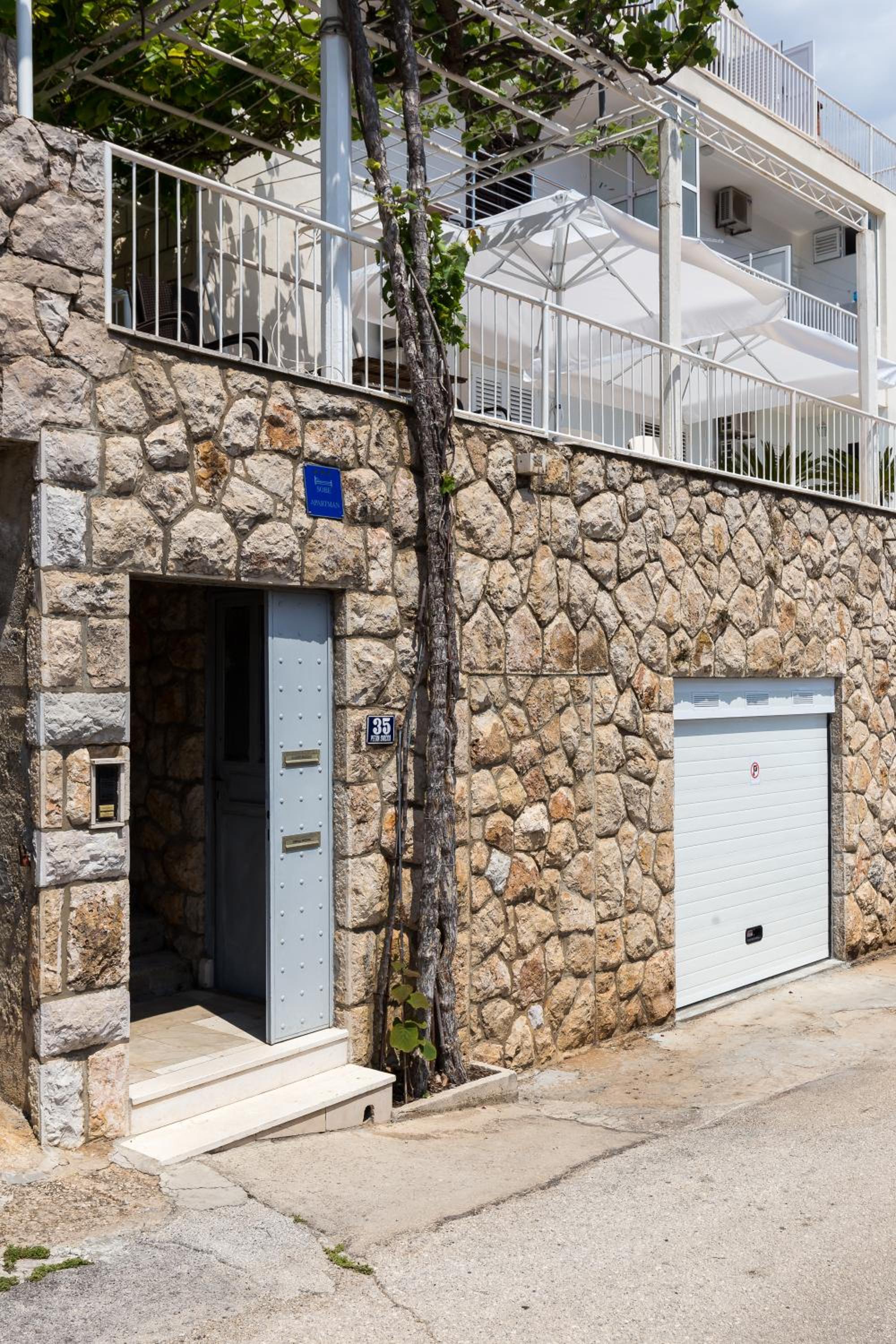 Apartment and Rooms Zora