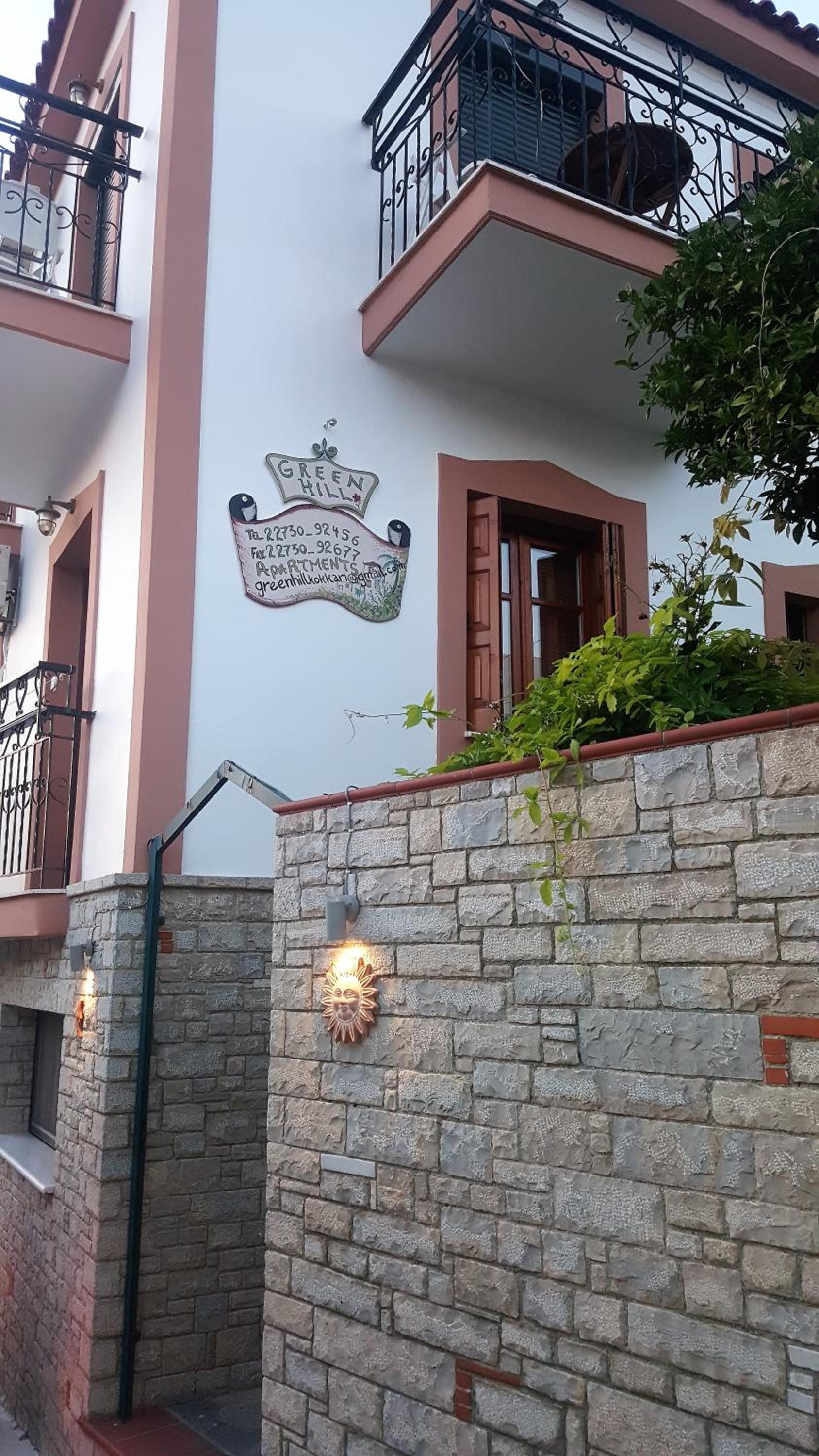 Green Hill Studios & Apartments