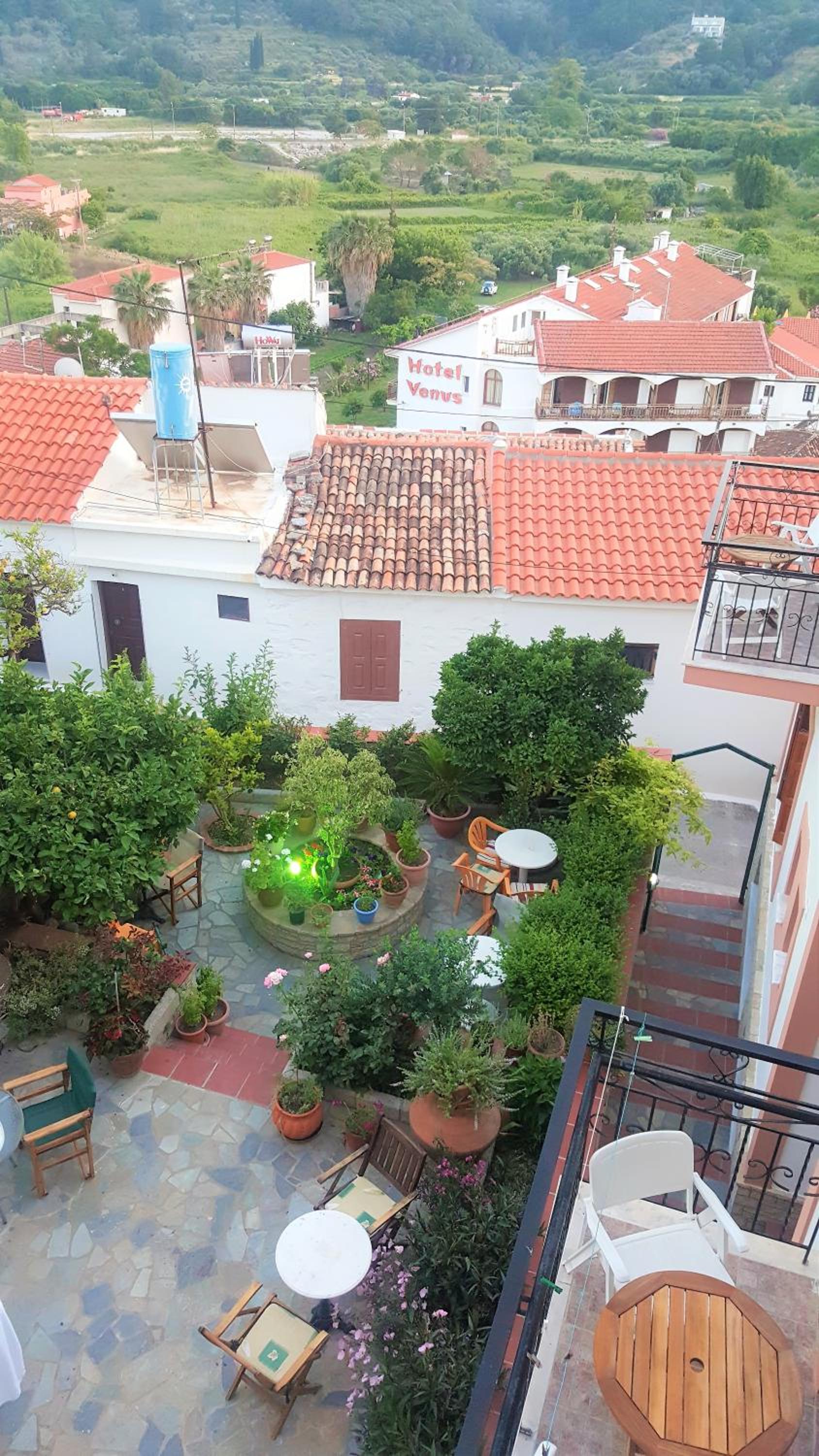 Green Hill Studios & Apartments