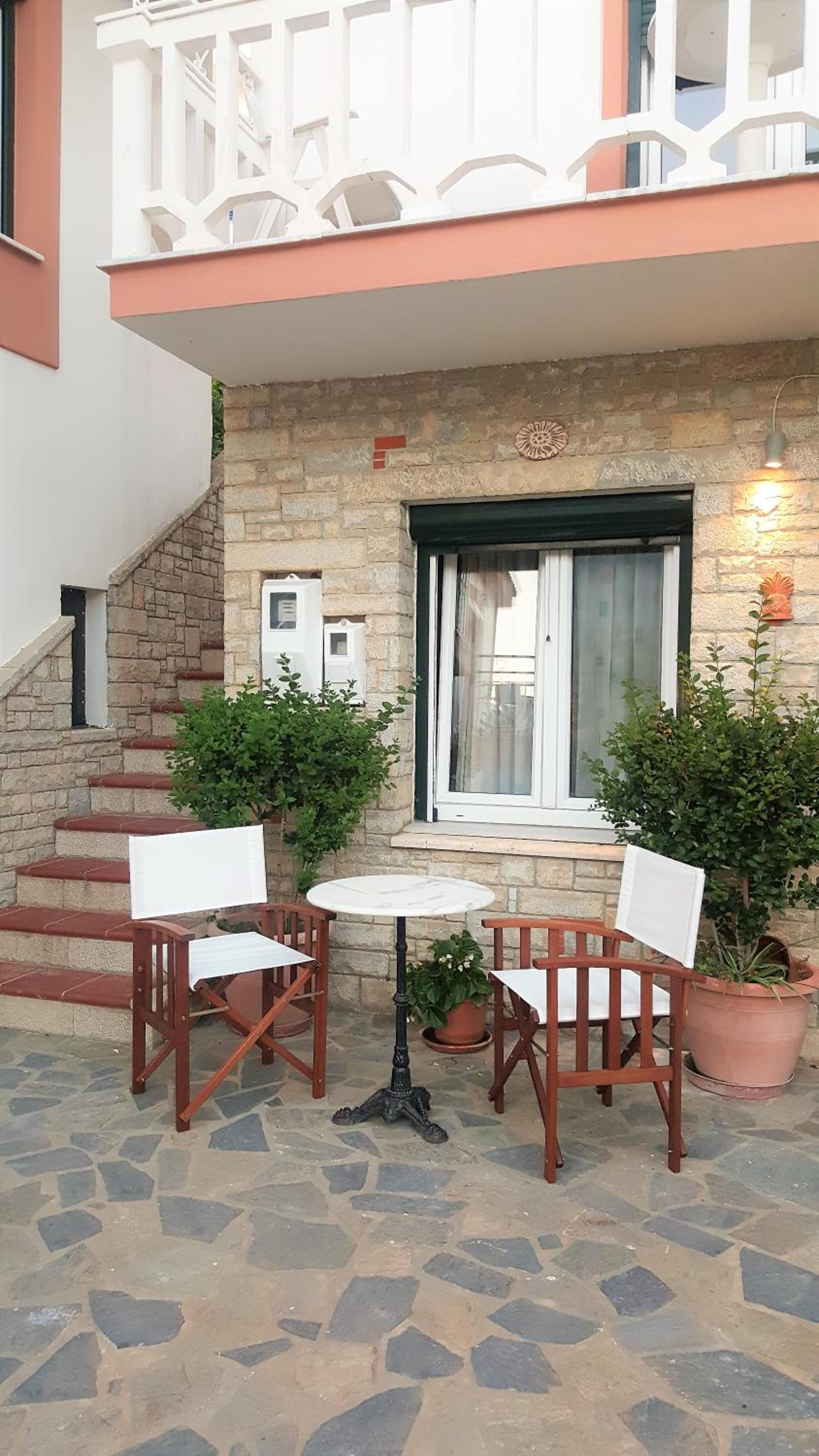 Green Hill Studios & Apartments