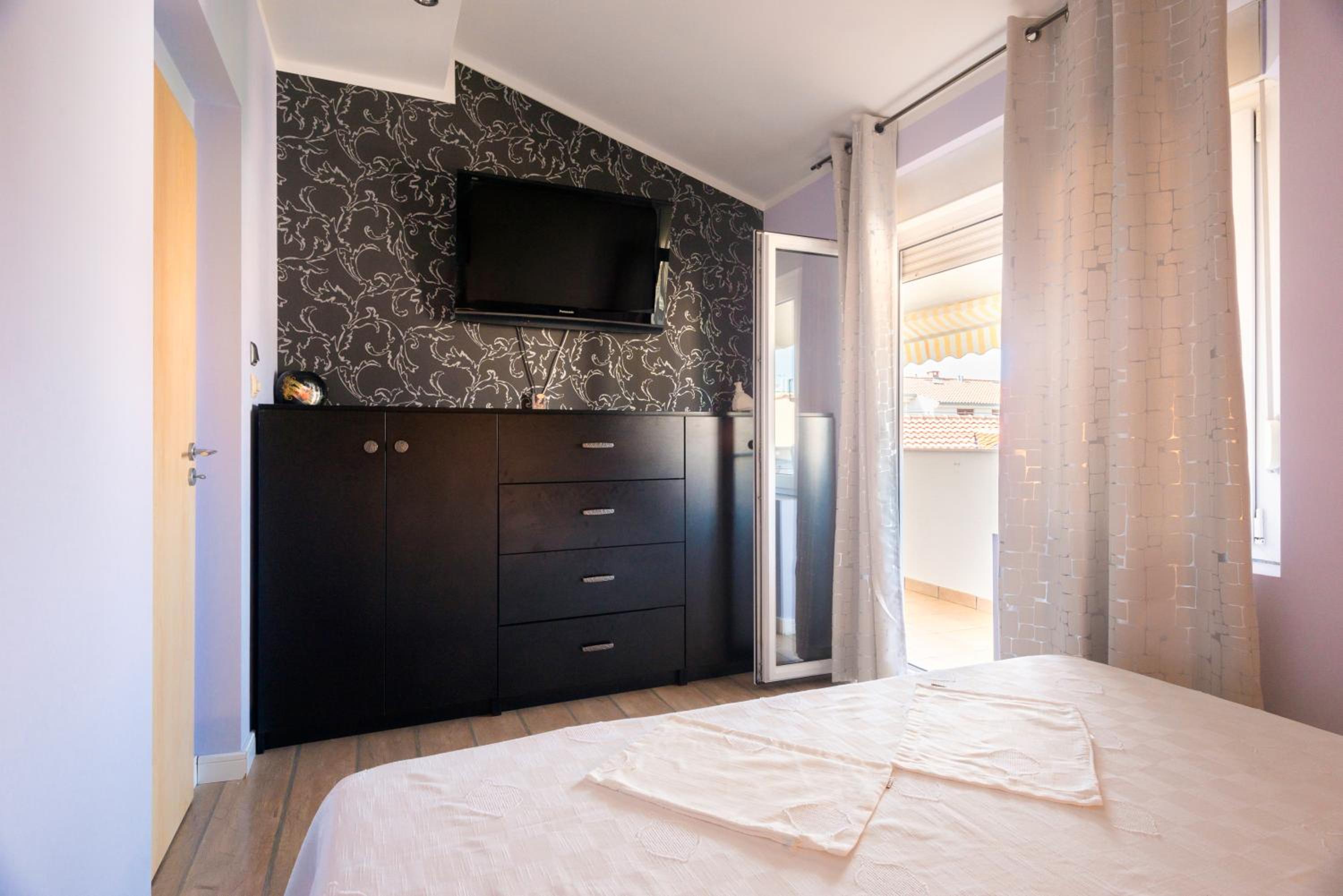 Boki Apartment Split view 4