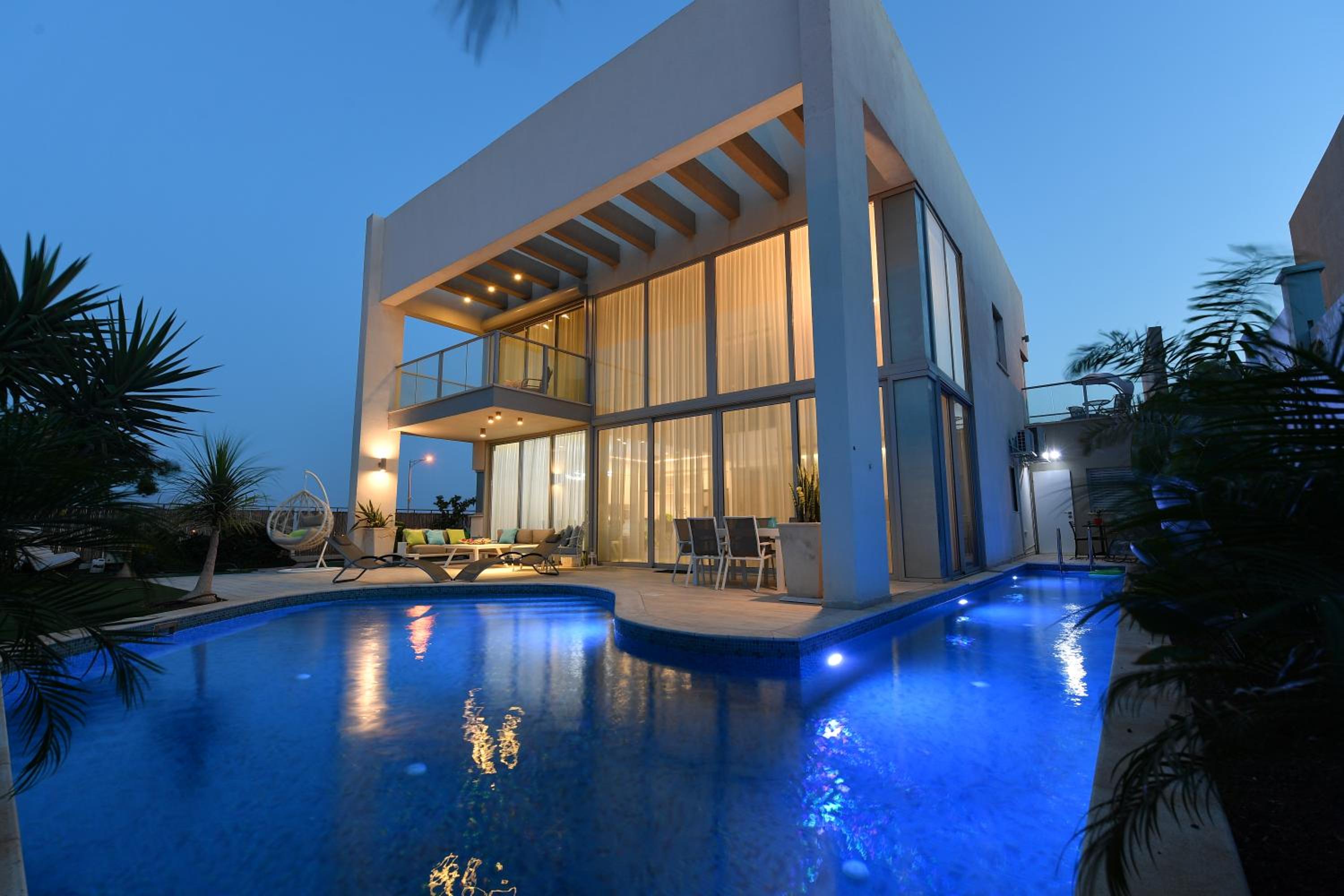 Turquoise Apartment with Pool