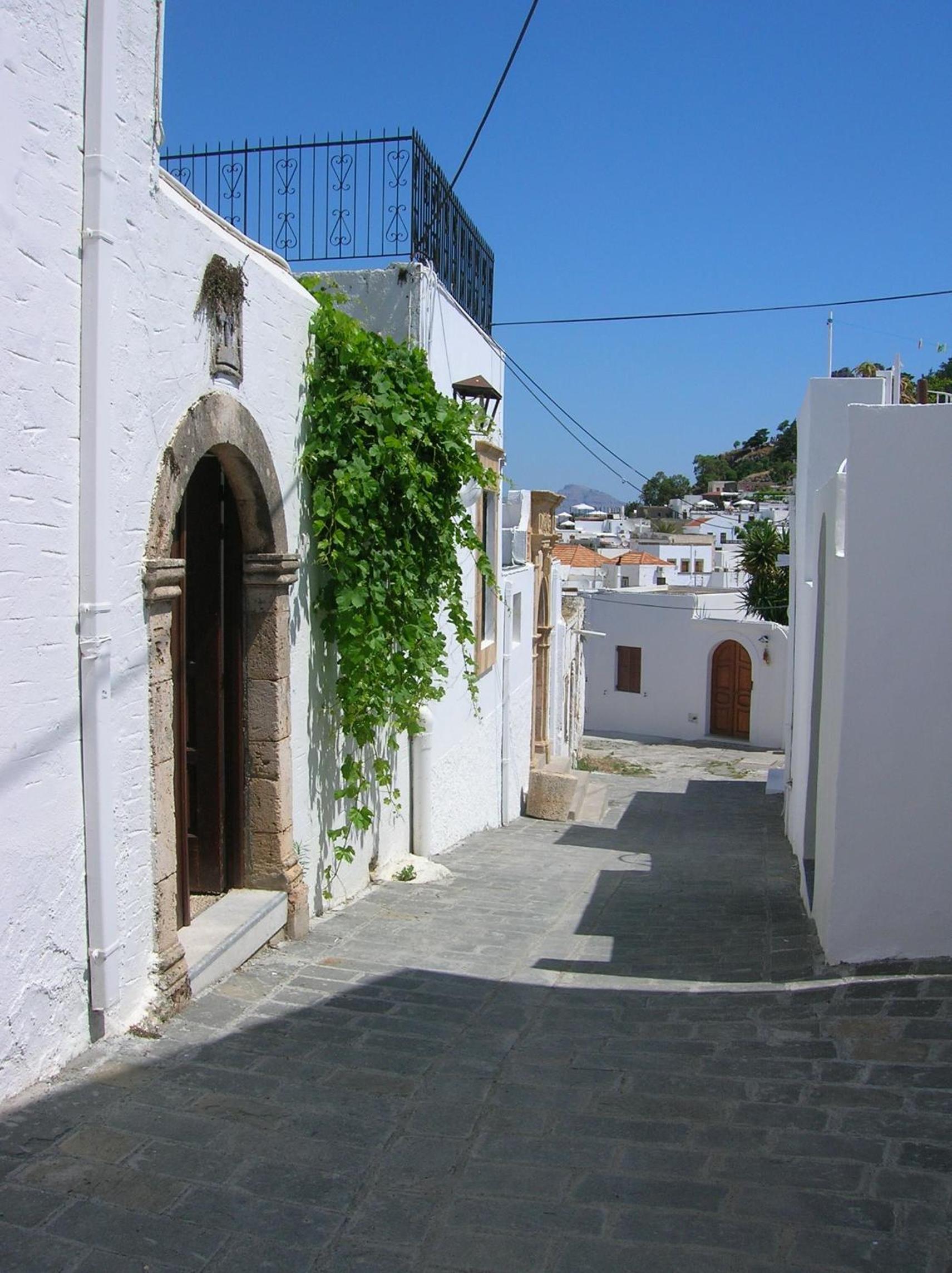Sarris Studios & Apartments
