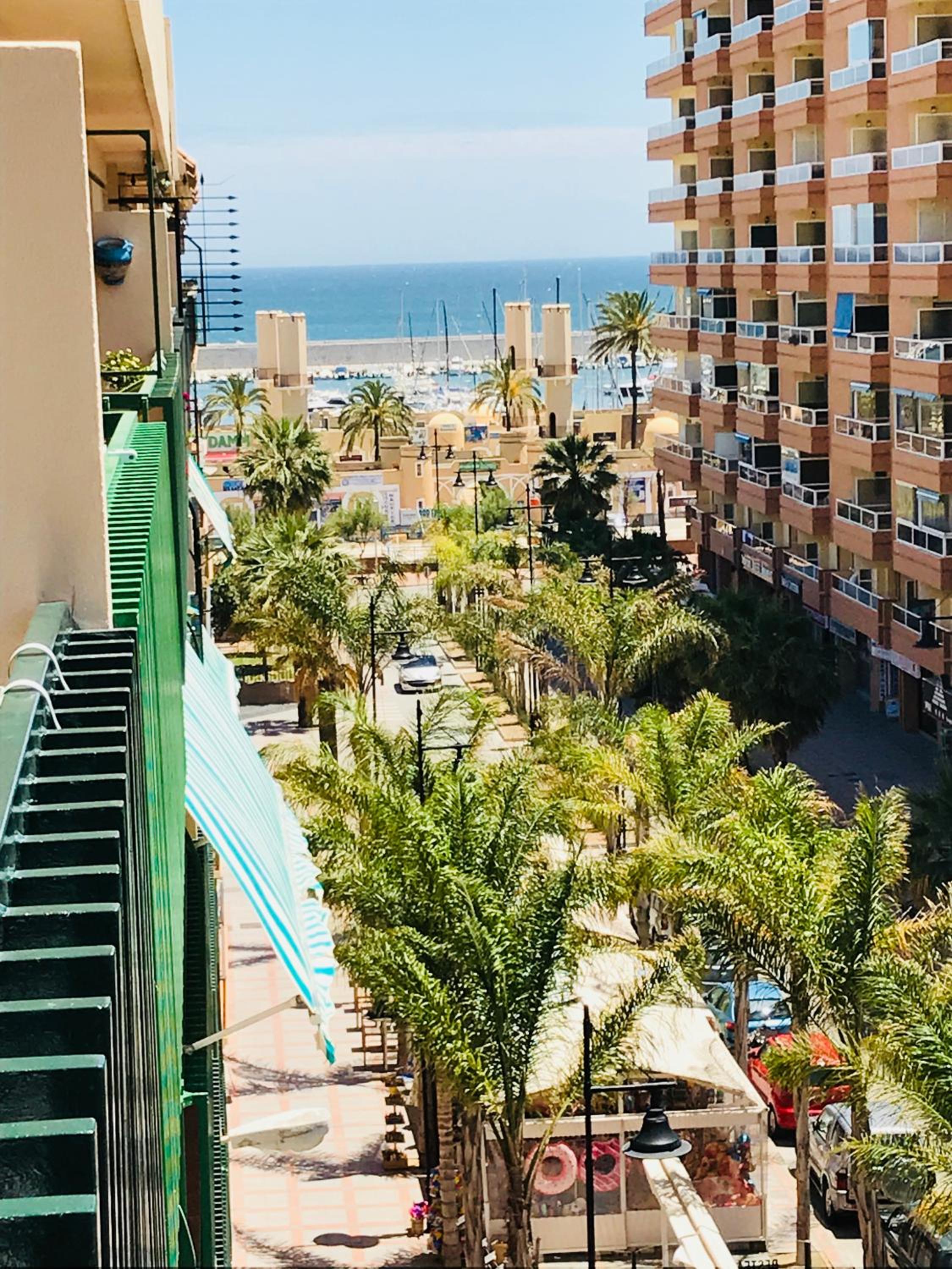 New central 2BR apartment 100m-to-beach free parking photo 3