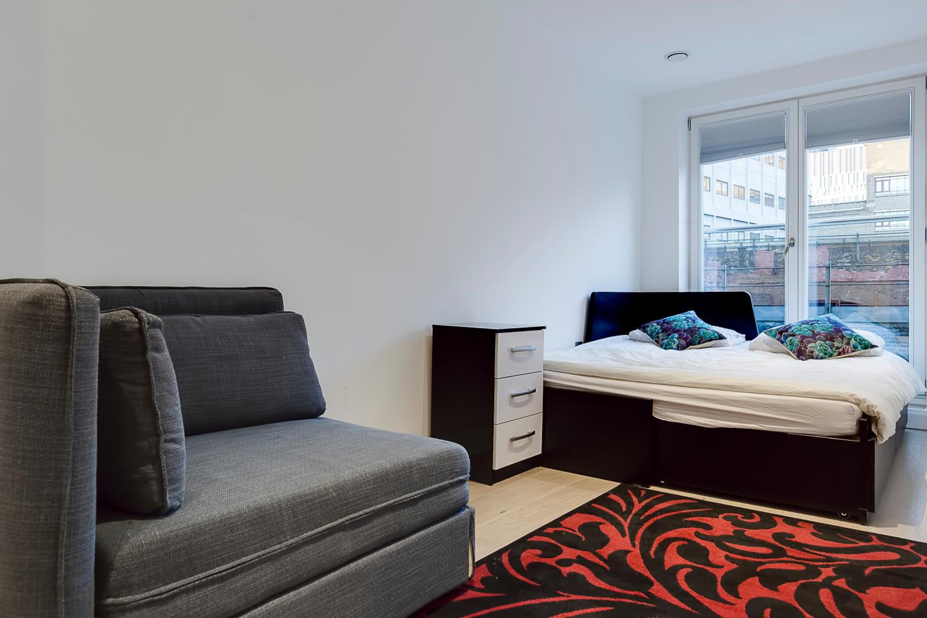 Charles Dickens, Tate Modern Apartments