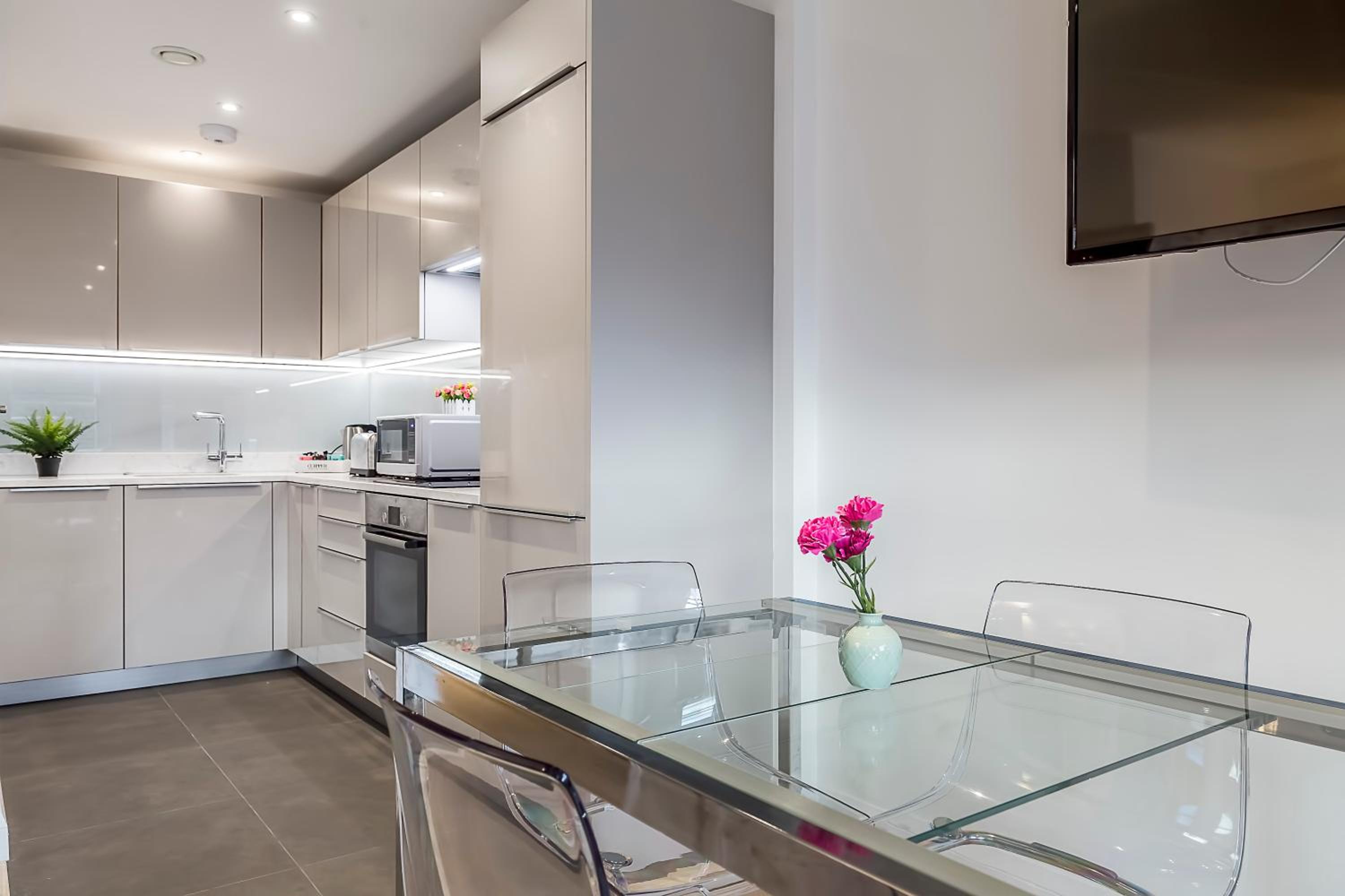 Charles Dickens, Tate Modern Apartments