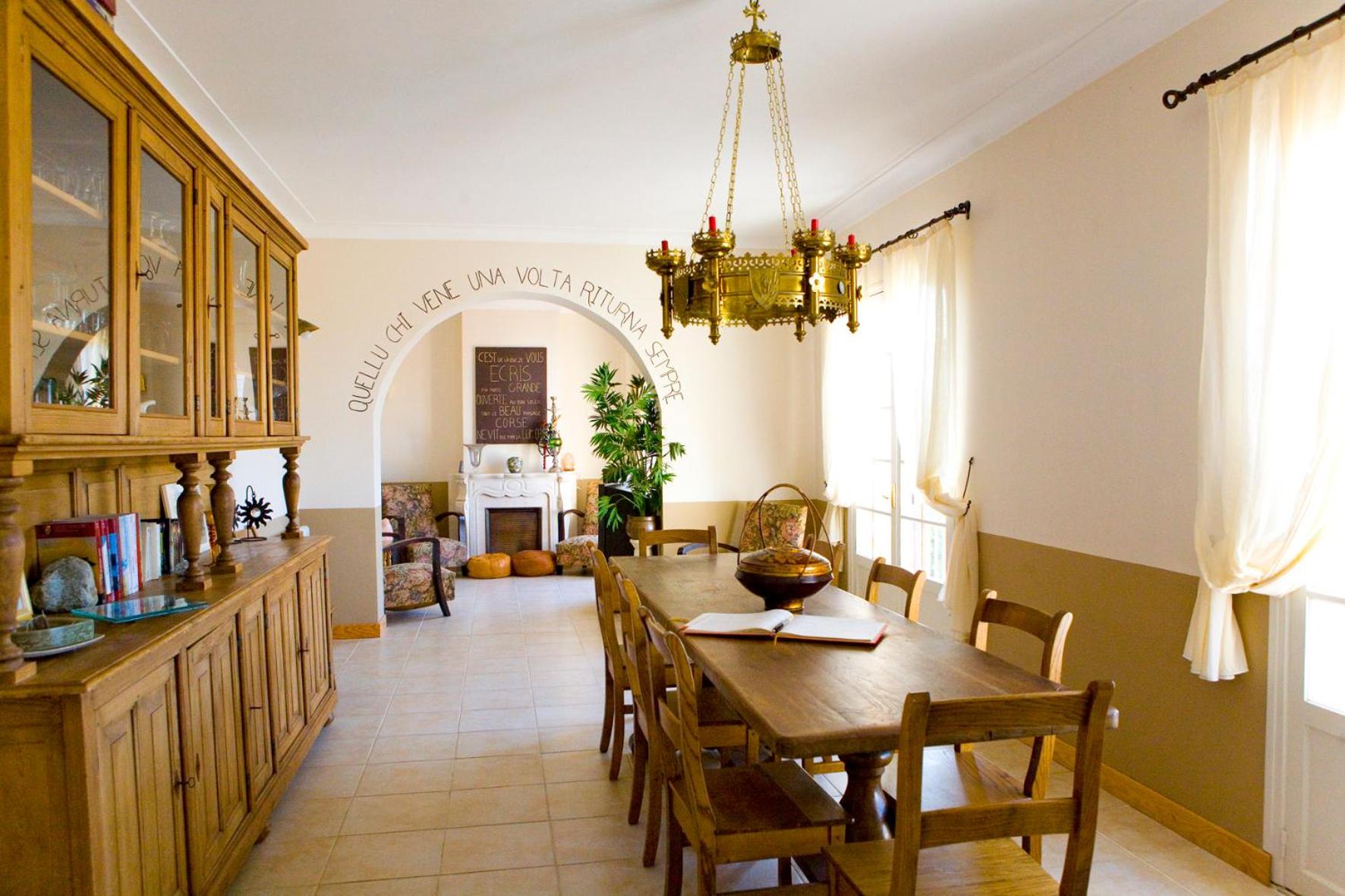 A l'ombre du clocher