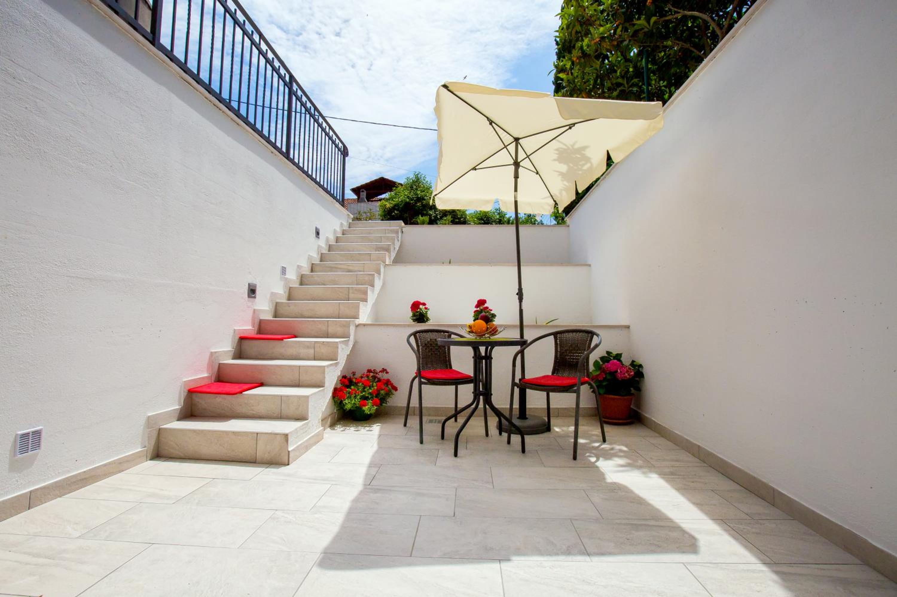Apartment Nives in the City Center - Free Parking view 4