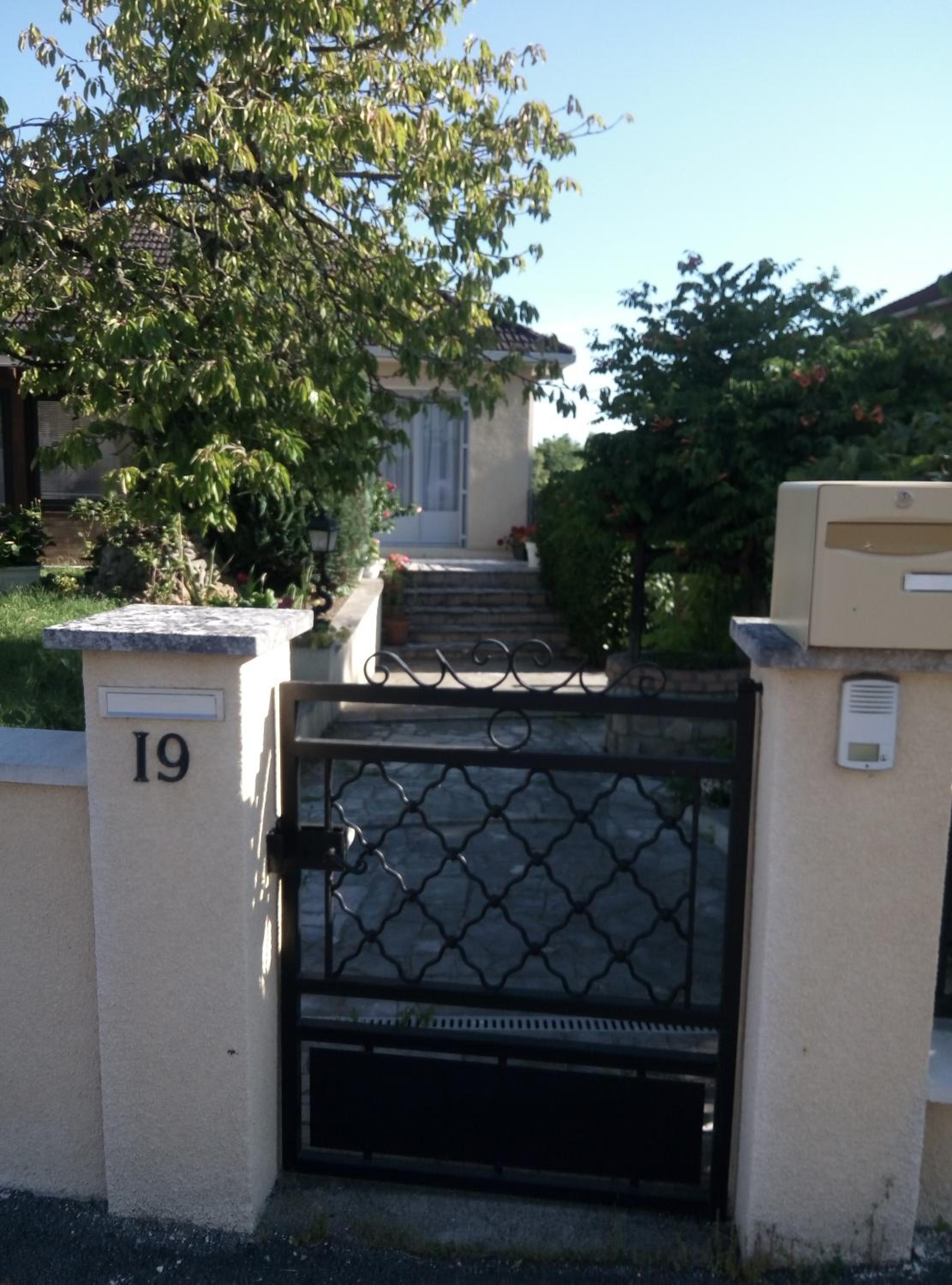 chez Myla chambre avec tv écran plat et salle de bain privative