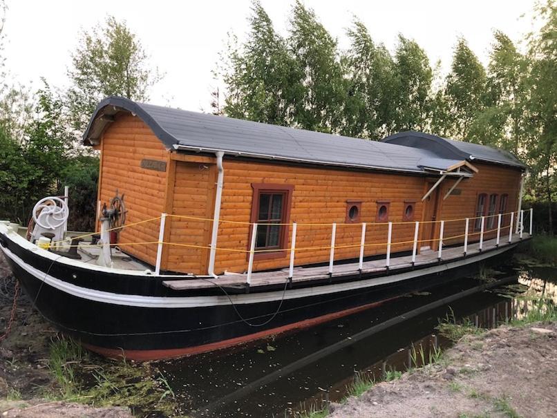 Dutch hausboat "MOLENDIEP" built 1909 view 3