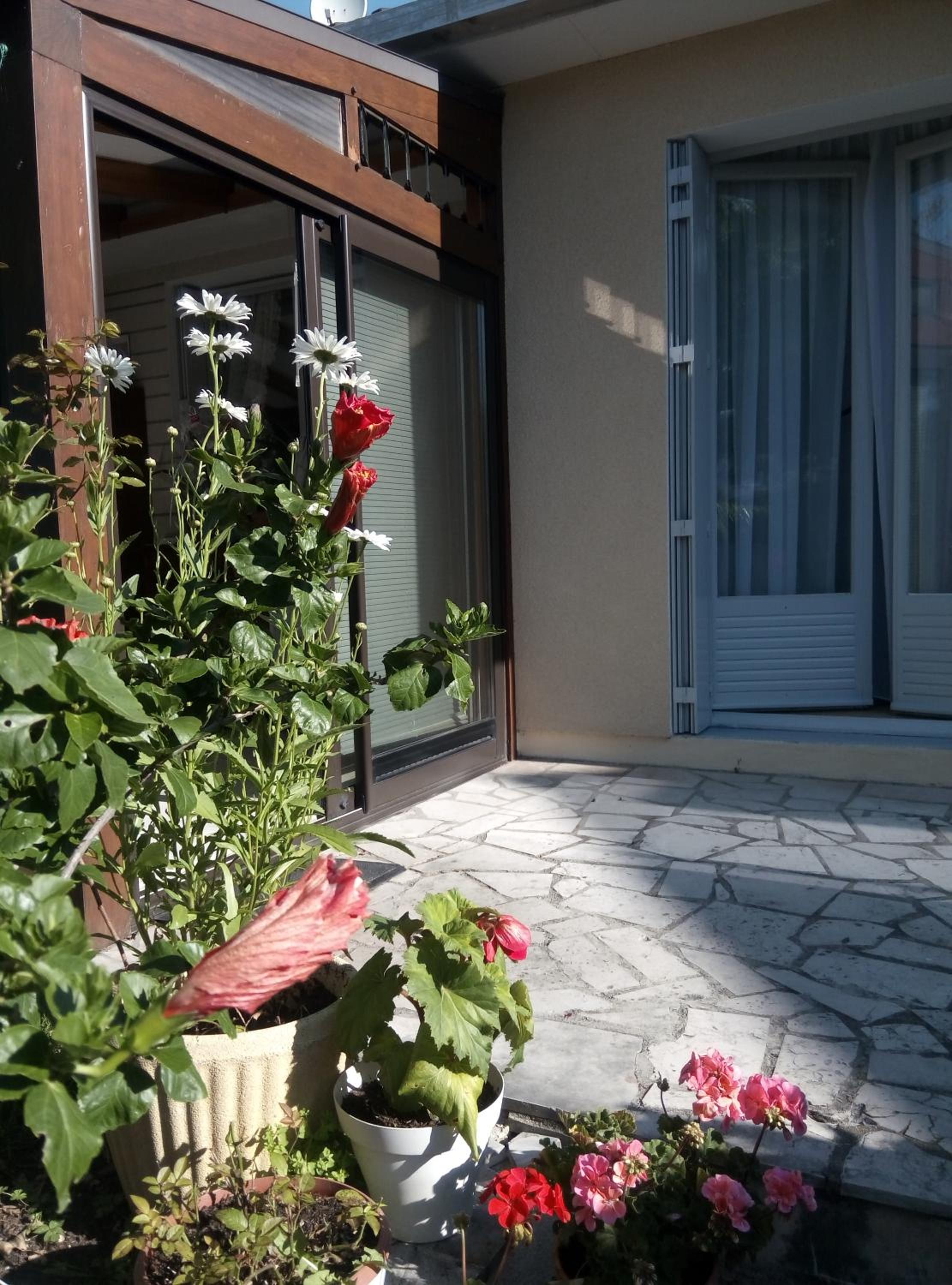 chez Myla chambre avec tv écran plat et salle de bain privative