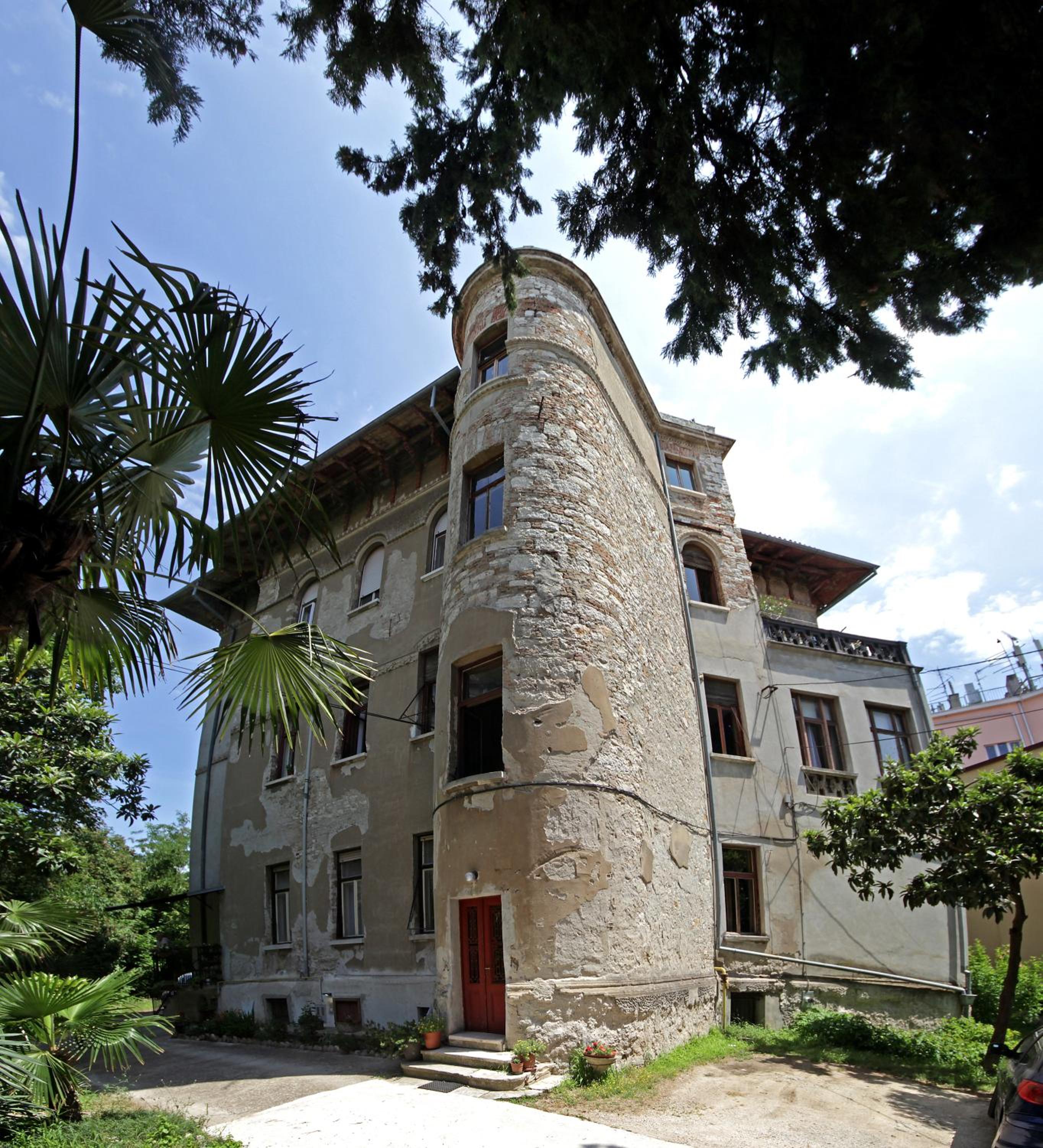 Apartment in the top center of old town