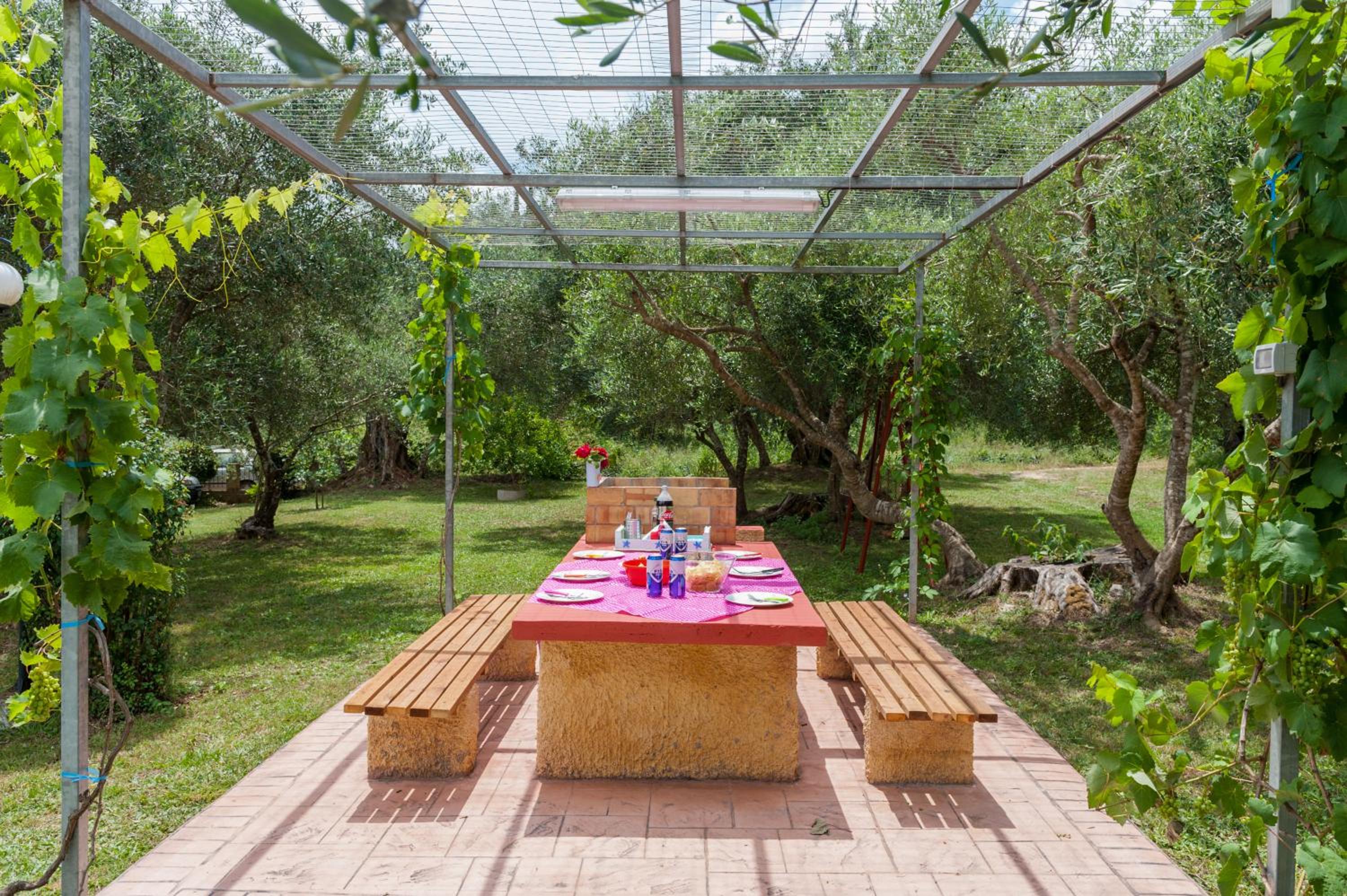 Family Holiday Apartment with garden & BBQ