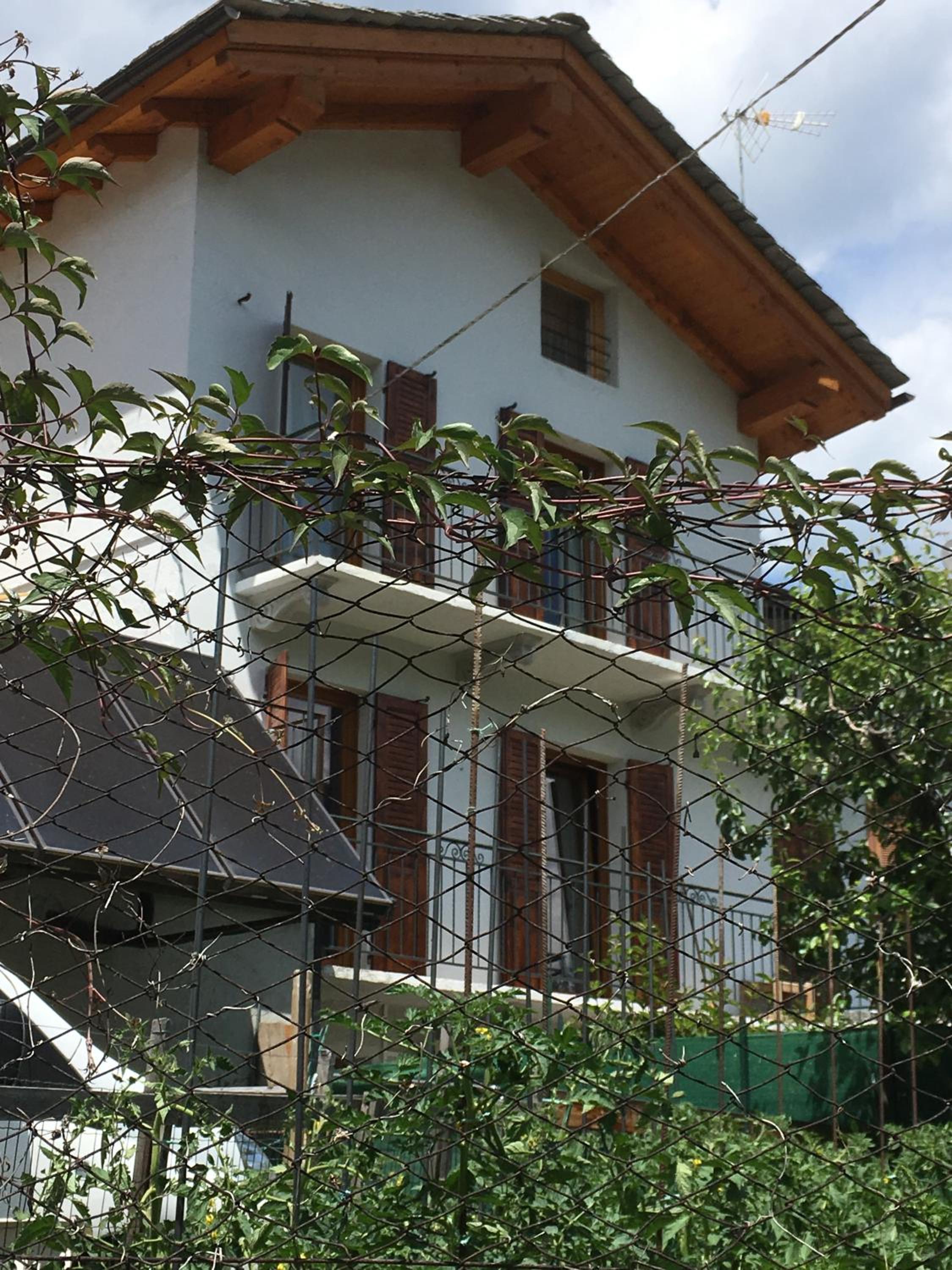 Maison de campagne dans le village view 3