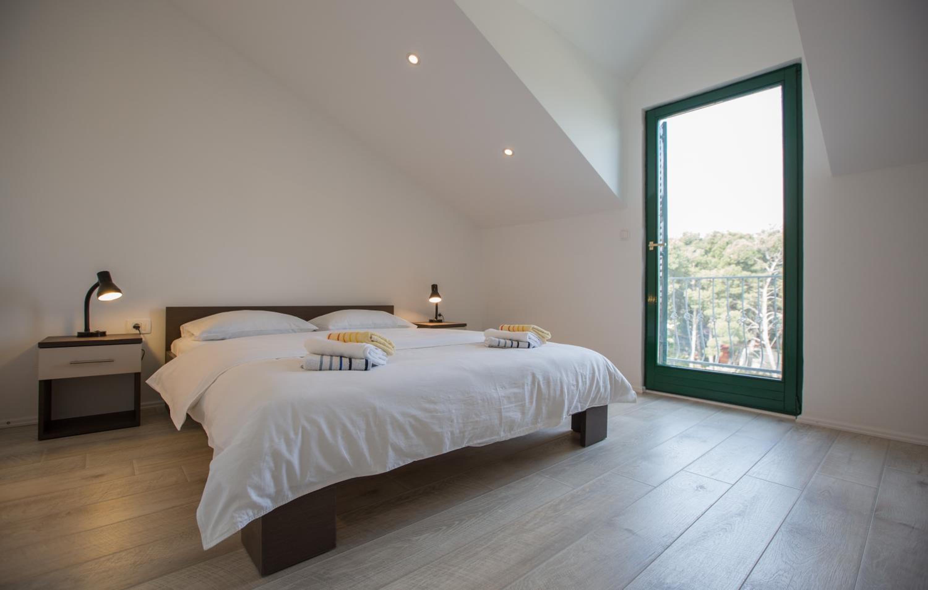Relaxing whole top floor apartment by the sea view 3