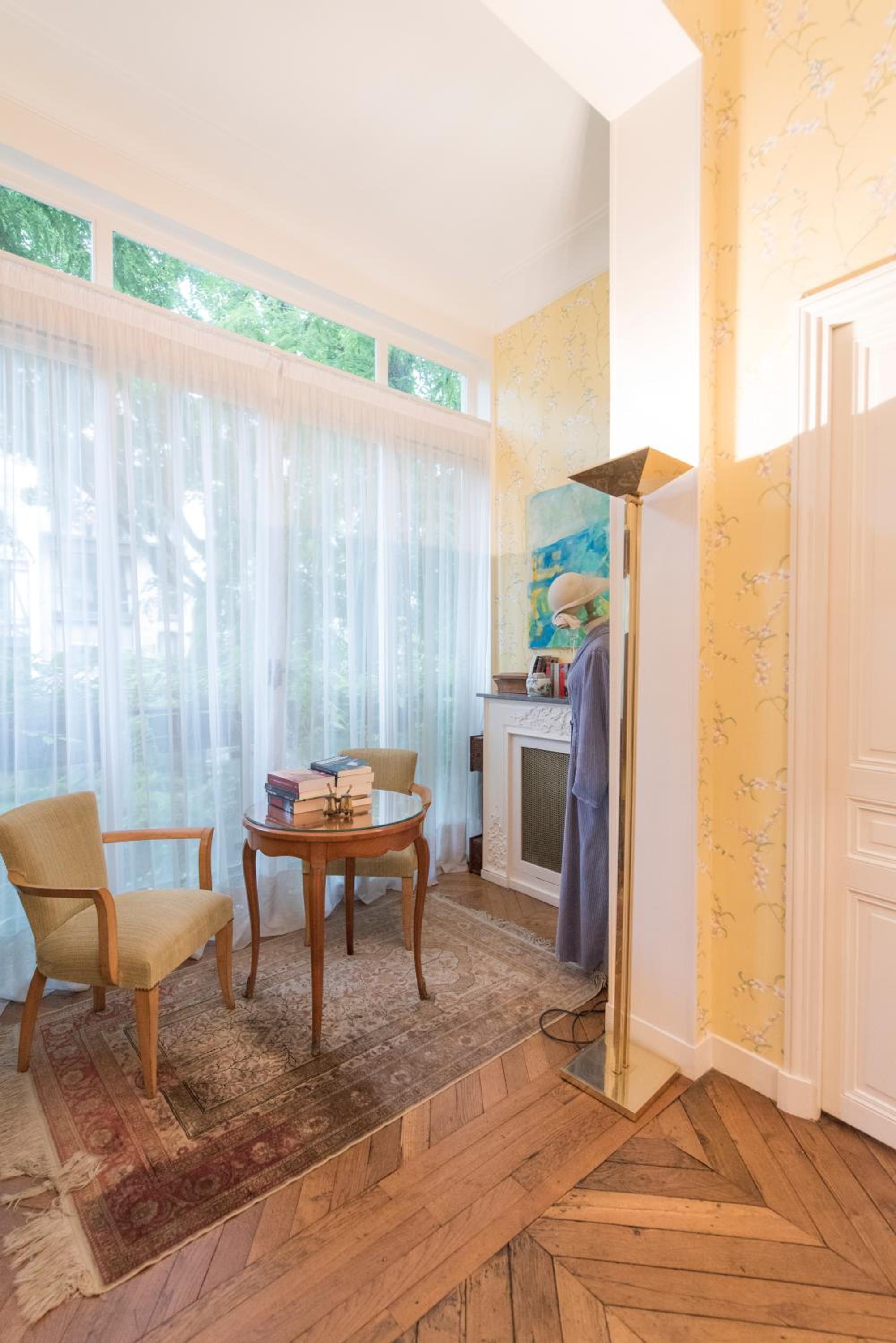 Veeve - Antique Charm by Arc de Triomphe