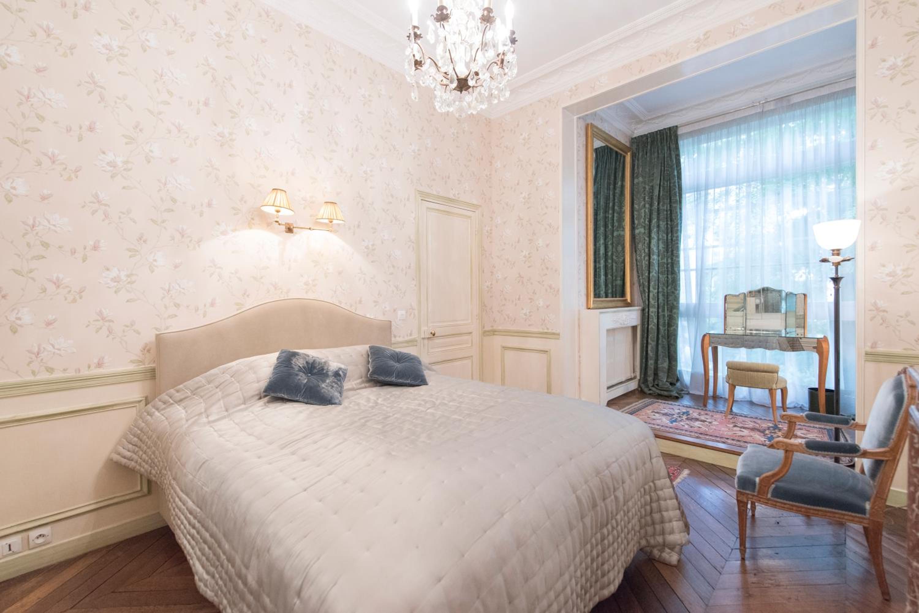 Veeve - Antique Charm by Arc de Triomphe