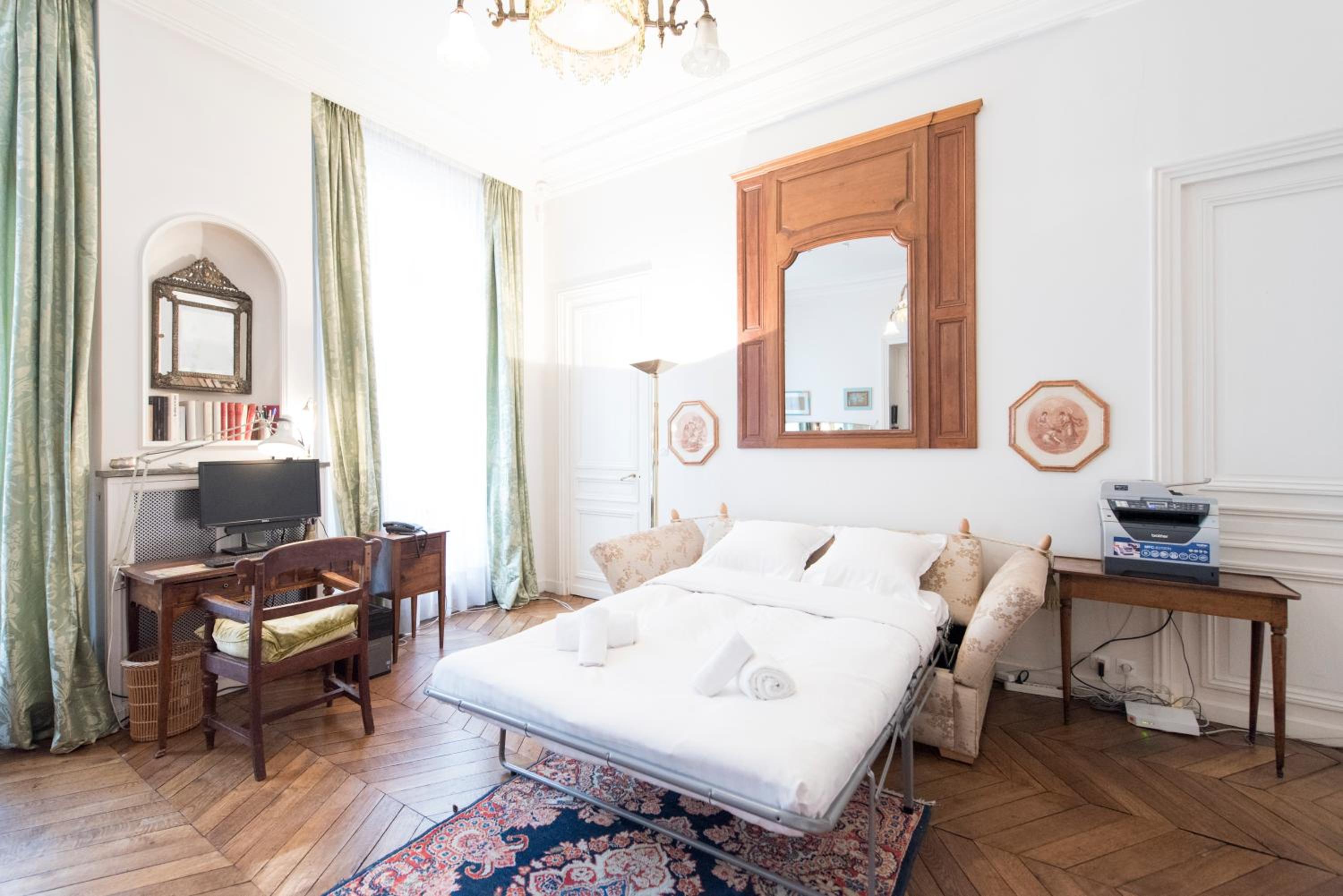 Veeve - Antique Charm by Arc de Triomphe