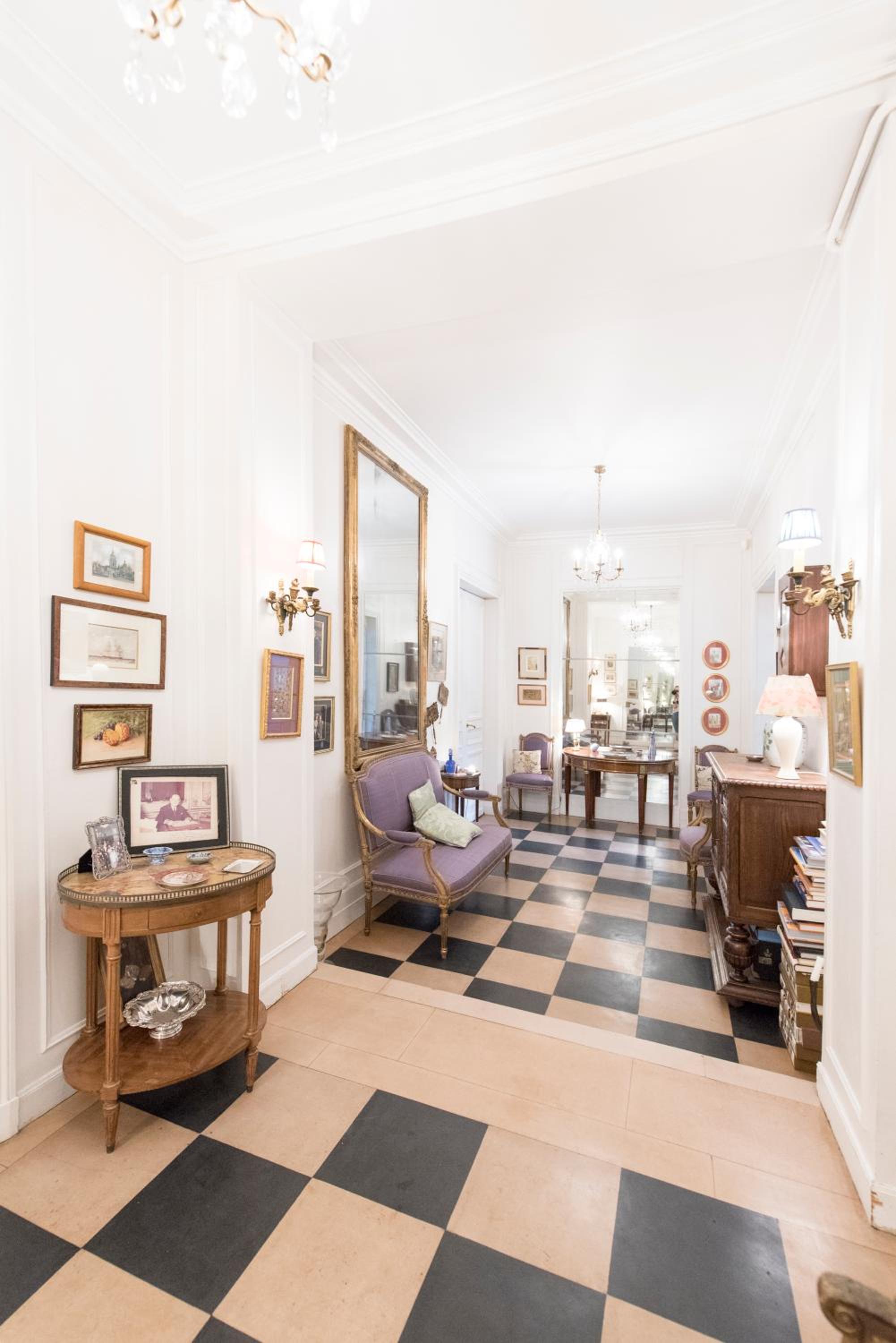 Veeve - Antique Charm by Arc de Triomphe