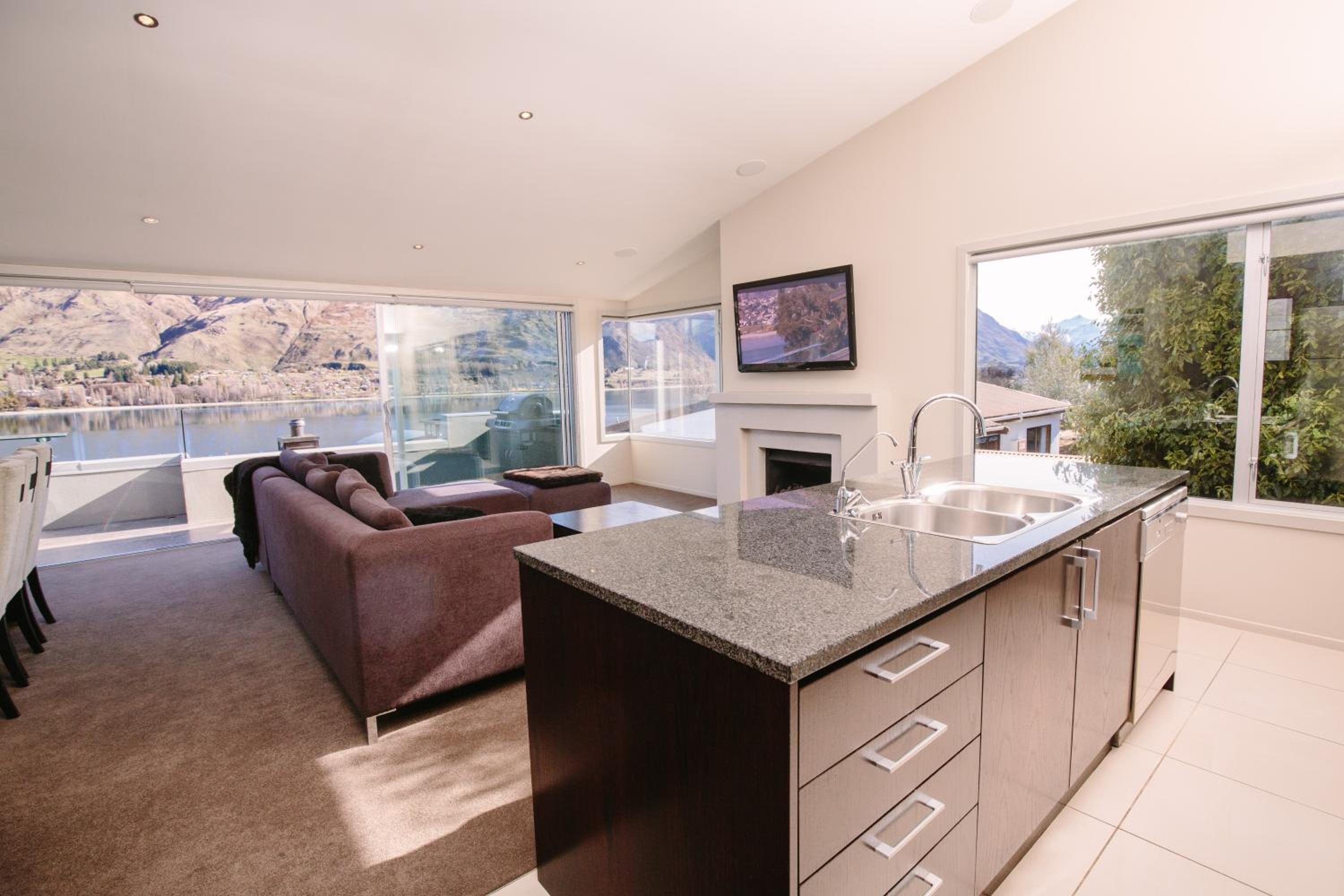Lakeview Heights Luxury Apartment 2