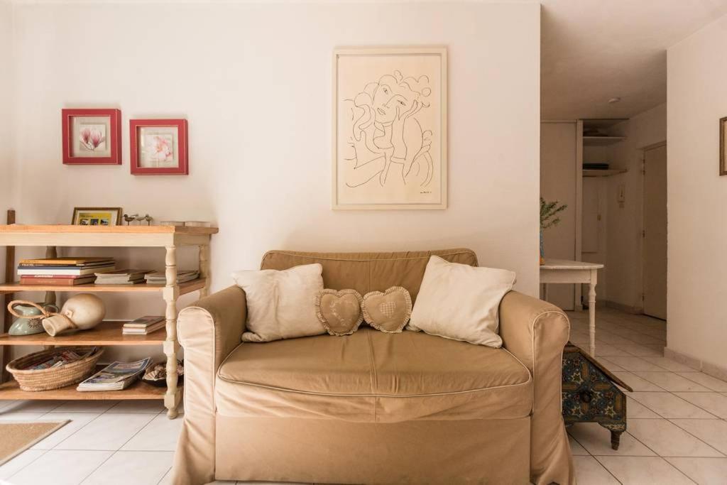 Villa Soraya , quiet location with big garden near beach and old town of NICE view 4