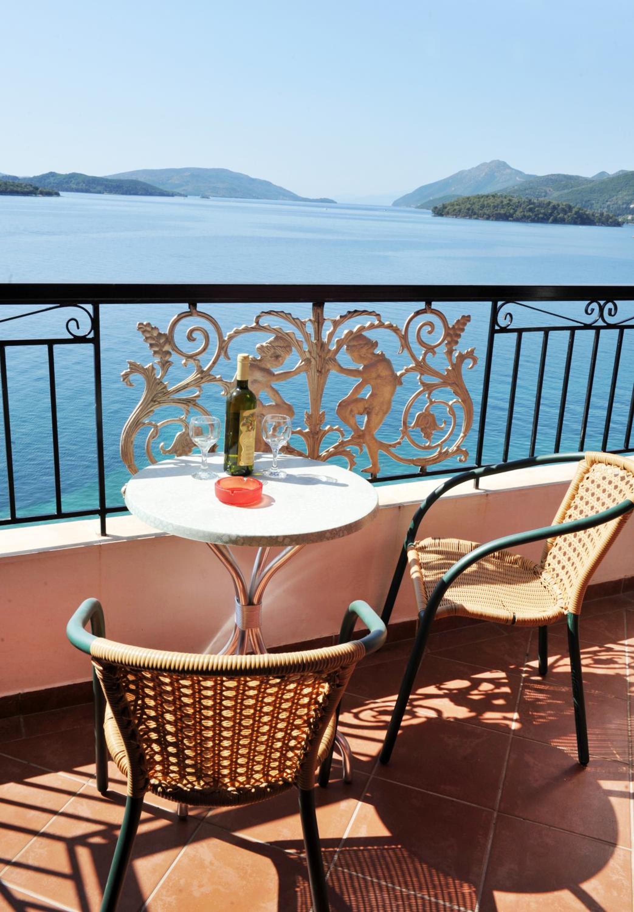 Logan's Beach Hotel photo 2